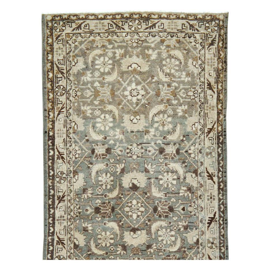 Un tappeto persiano Malayer vintage in formato runner realizzato a mano a metà del XX secolo in grigio e in altre tonalità neutre.

Misure: 3' 2