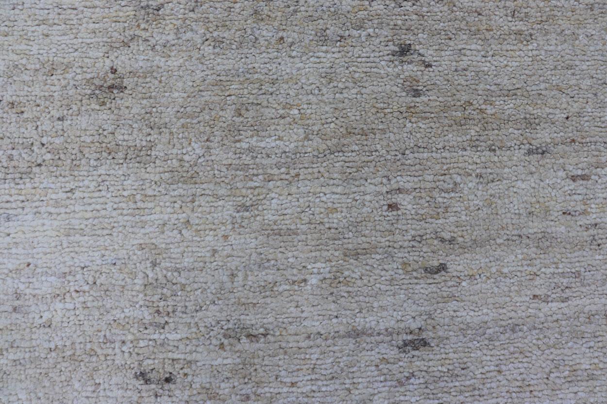 Mesure 5'3 x 15'0 

 Ce chemin de table indien moderne présente un champ beige crème délavé abritant des diamants gris clair, ressemblant vaguement à des motifs tribaux marocains. Cette pièce met parfaitement en valeur le style intemporel avec des