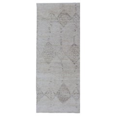 Tapis de couloir galerie moderne neutre et neutre avec motif tribal de diamant en gris clair