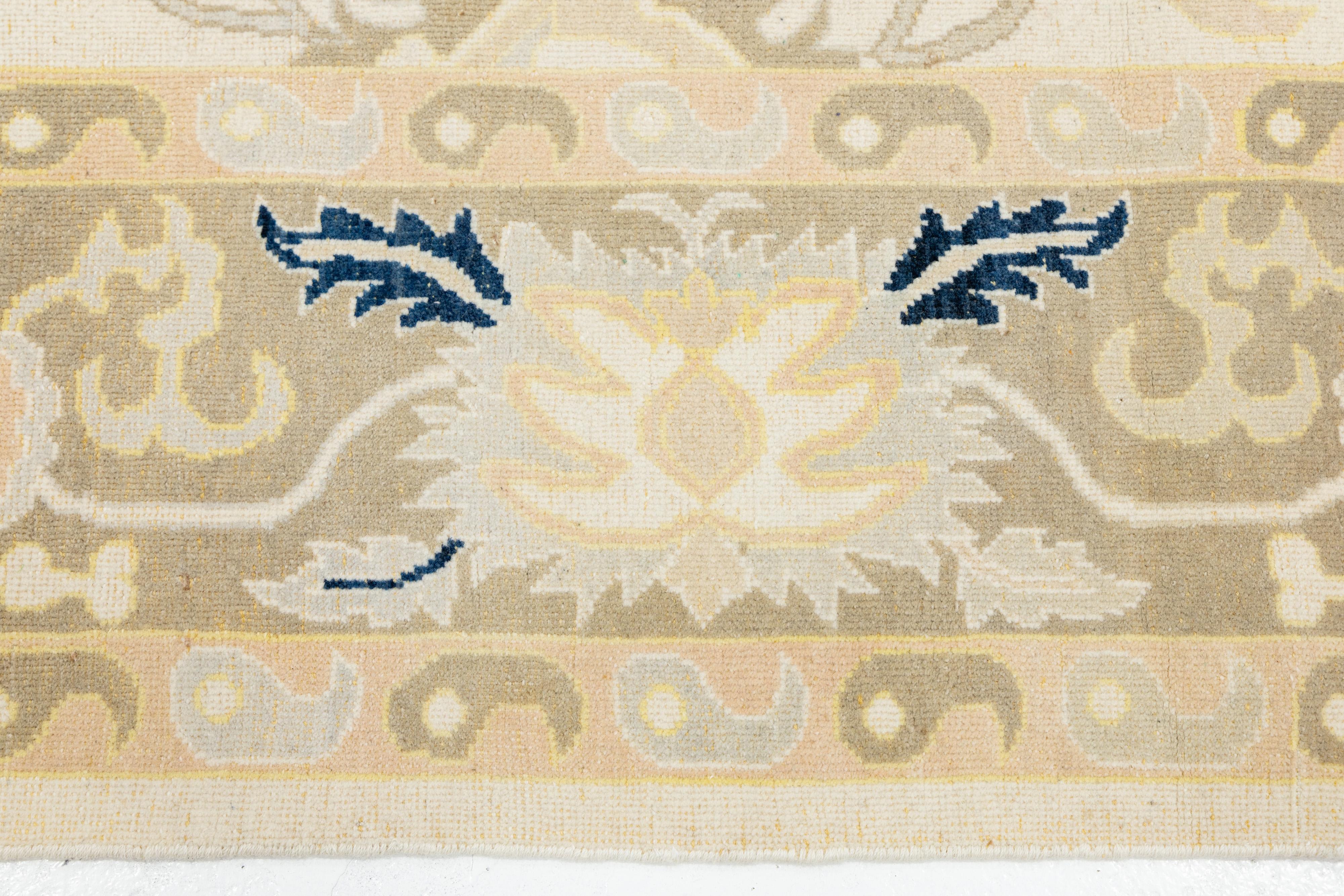 Tappeto moderno neutro in lana Oushak fatto a mano con motivi anatolici in vendita 3