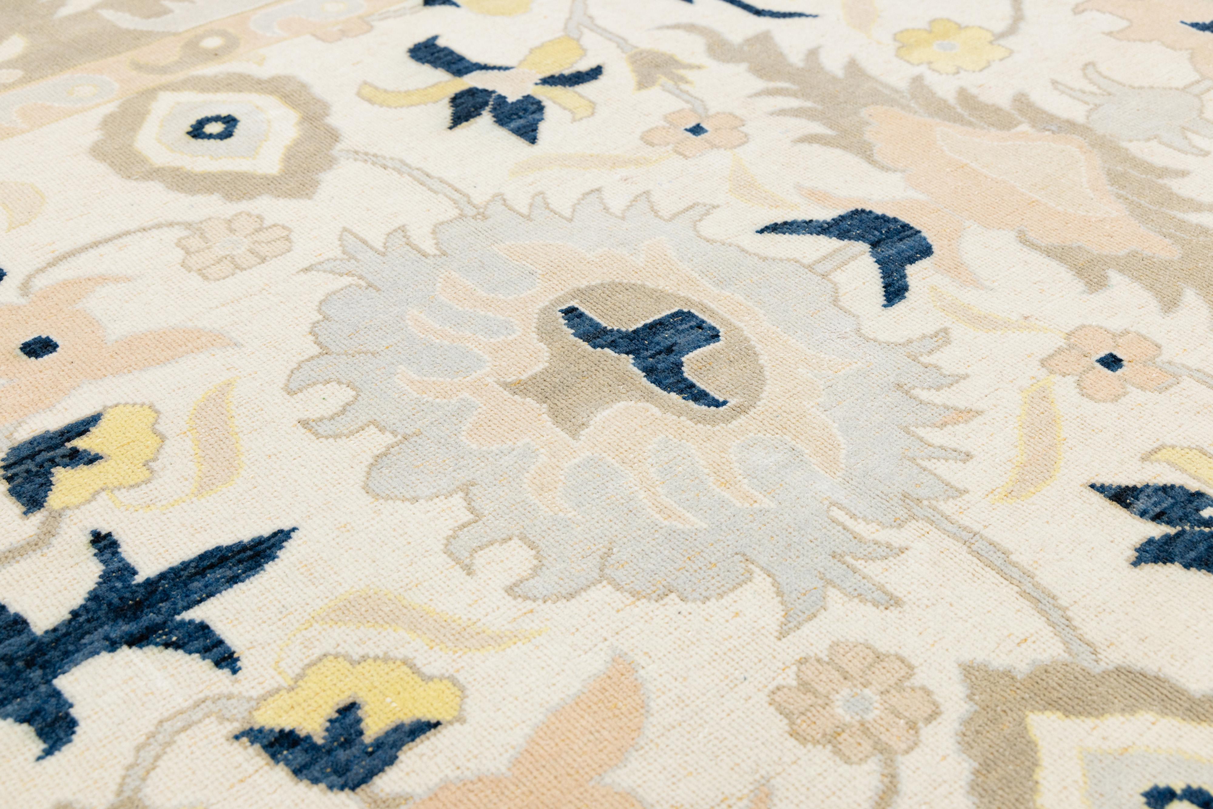 Tappeto moderno neutro in lana Oushak fatto a mano con motivi anatolici in vendita 4