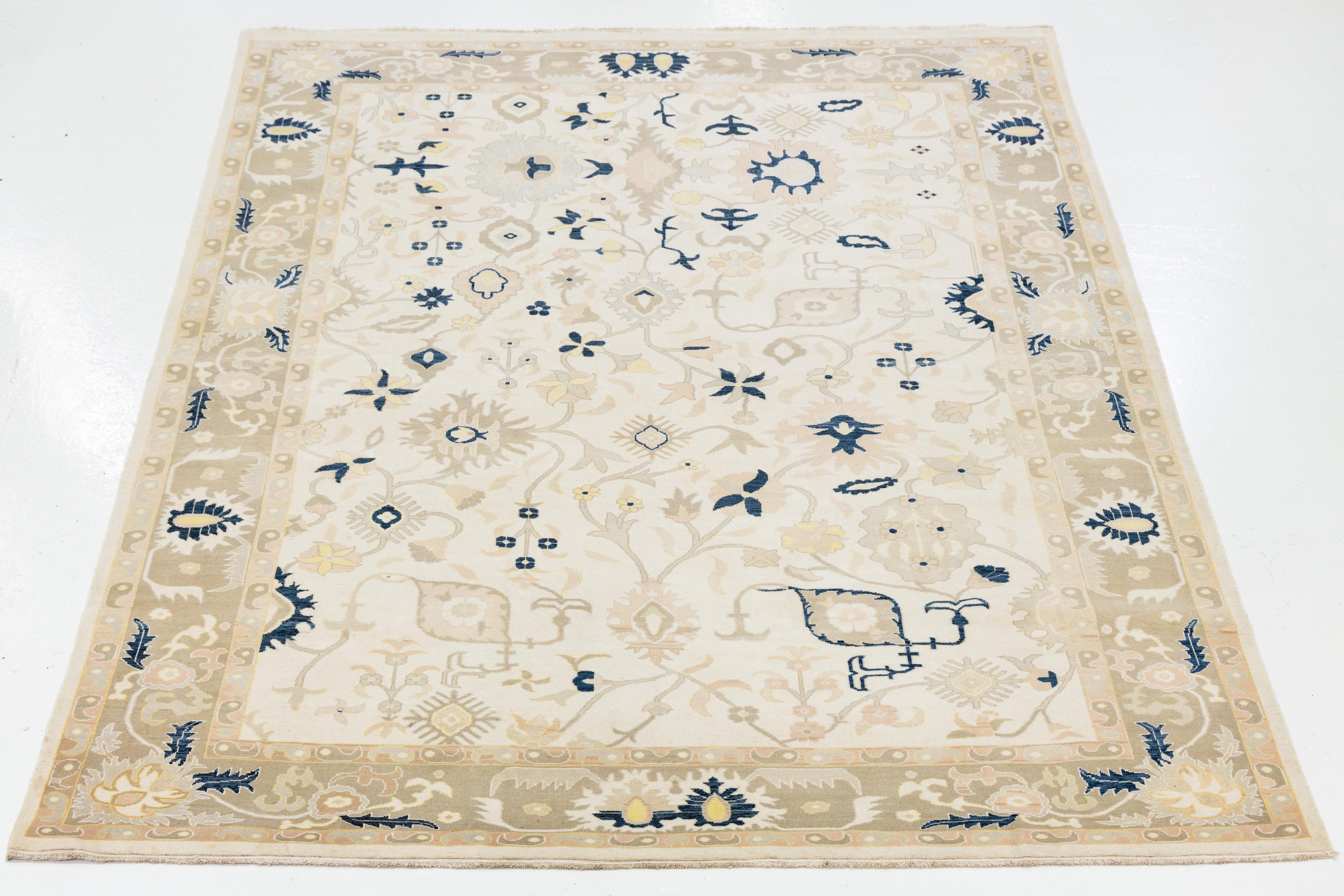 Annodato a mano in Egitto, questo moderno tappeto in lana Oushak fonde motivi anatolici senza tempo con una tavolozza fresca e neutra. Realizzato in lana al 100%, il suo morbido vello e la sottile abrasione evocano un fascino vintage e si adattano