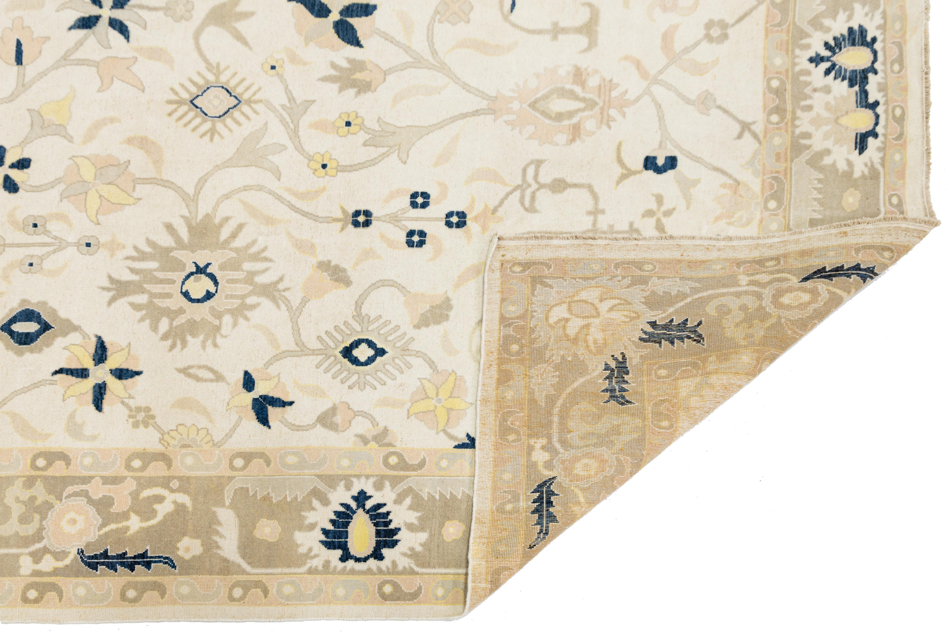 Egizio Tappeto moderno neutro in lana Oushak fatto a mano con motivi anatolici in vendita