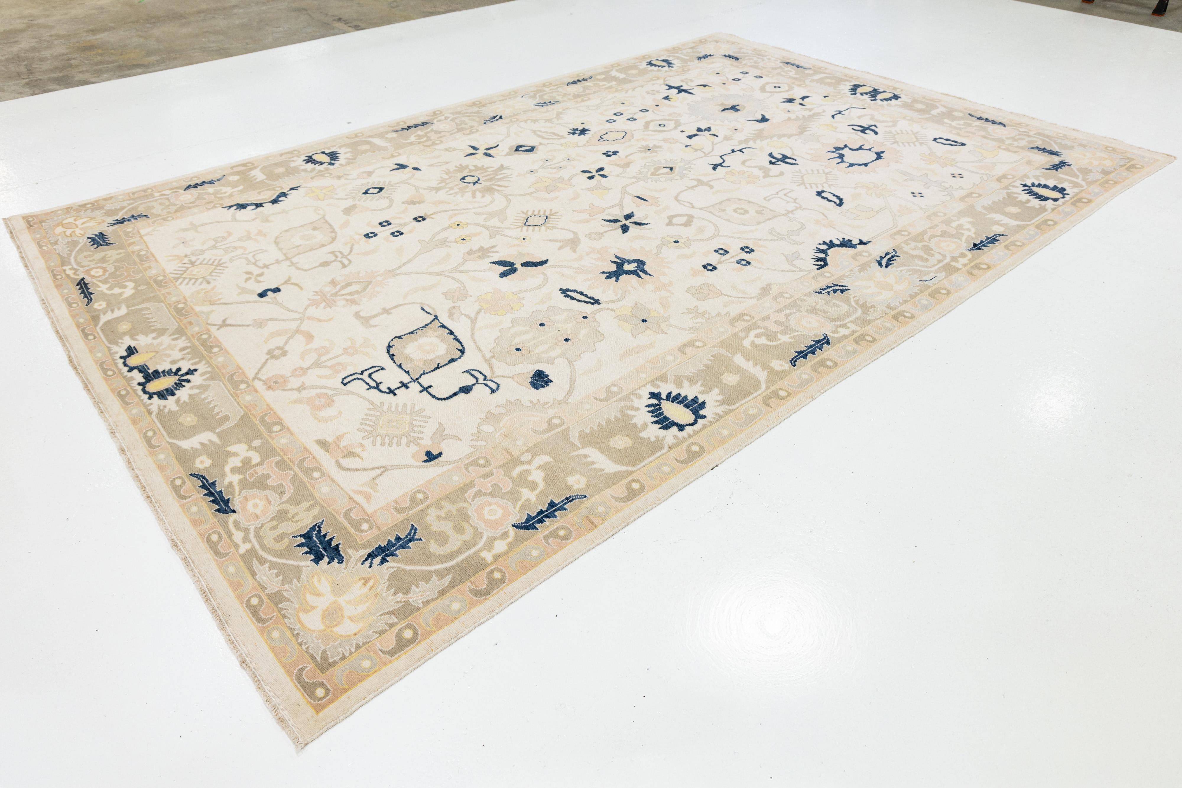 Annodato a mano Tappeto moderno neutro in lana Oushak fatto a mano con motivi anatolici in vendita