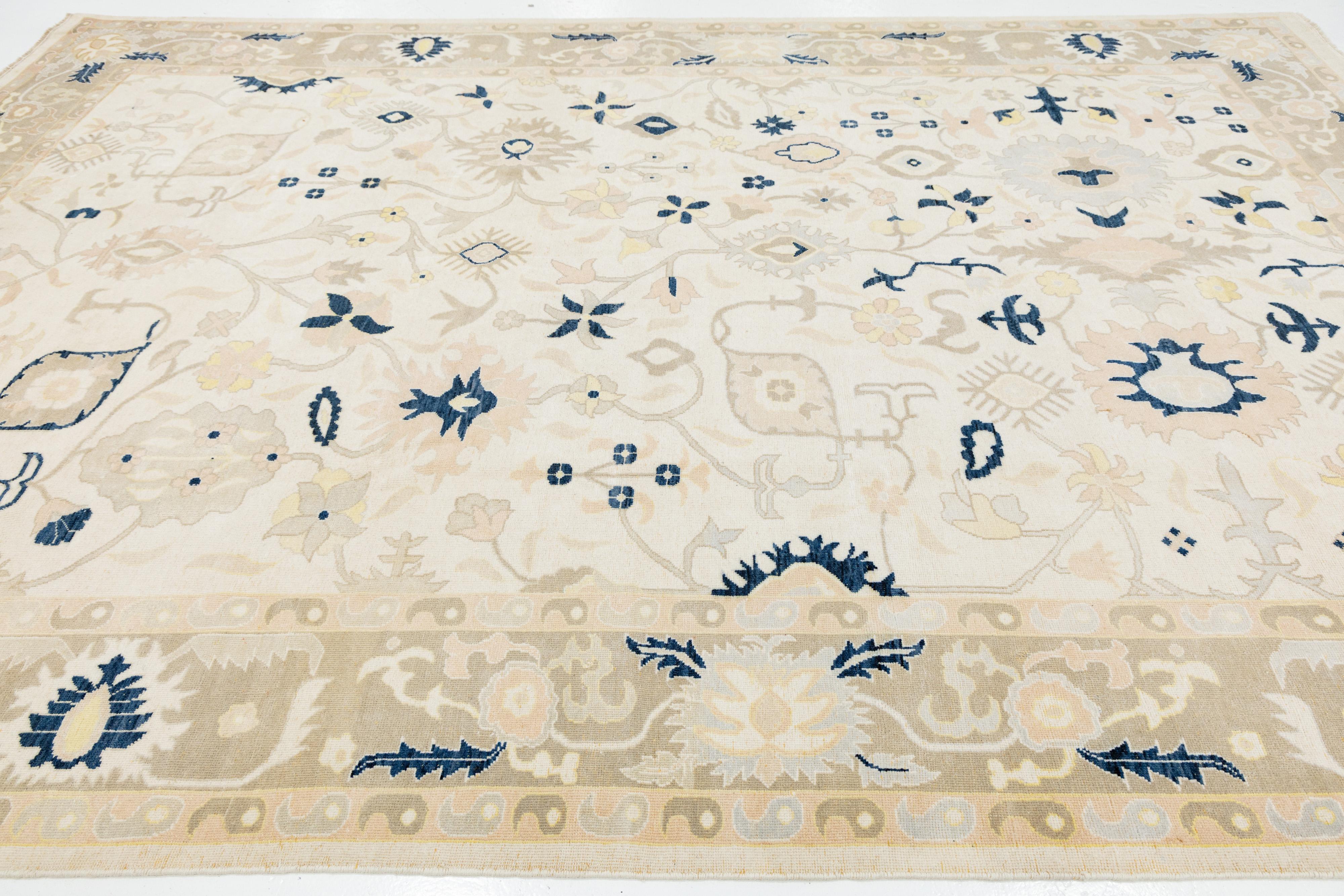 XXI secolo e contemporaneo Tappeto moderno neutro in lana Oushak fatto a mano con motivi anatolici in vendita