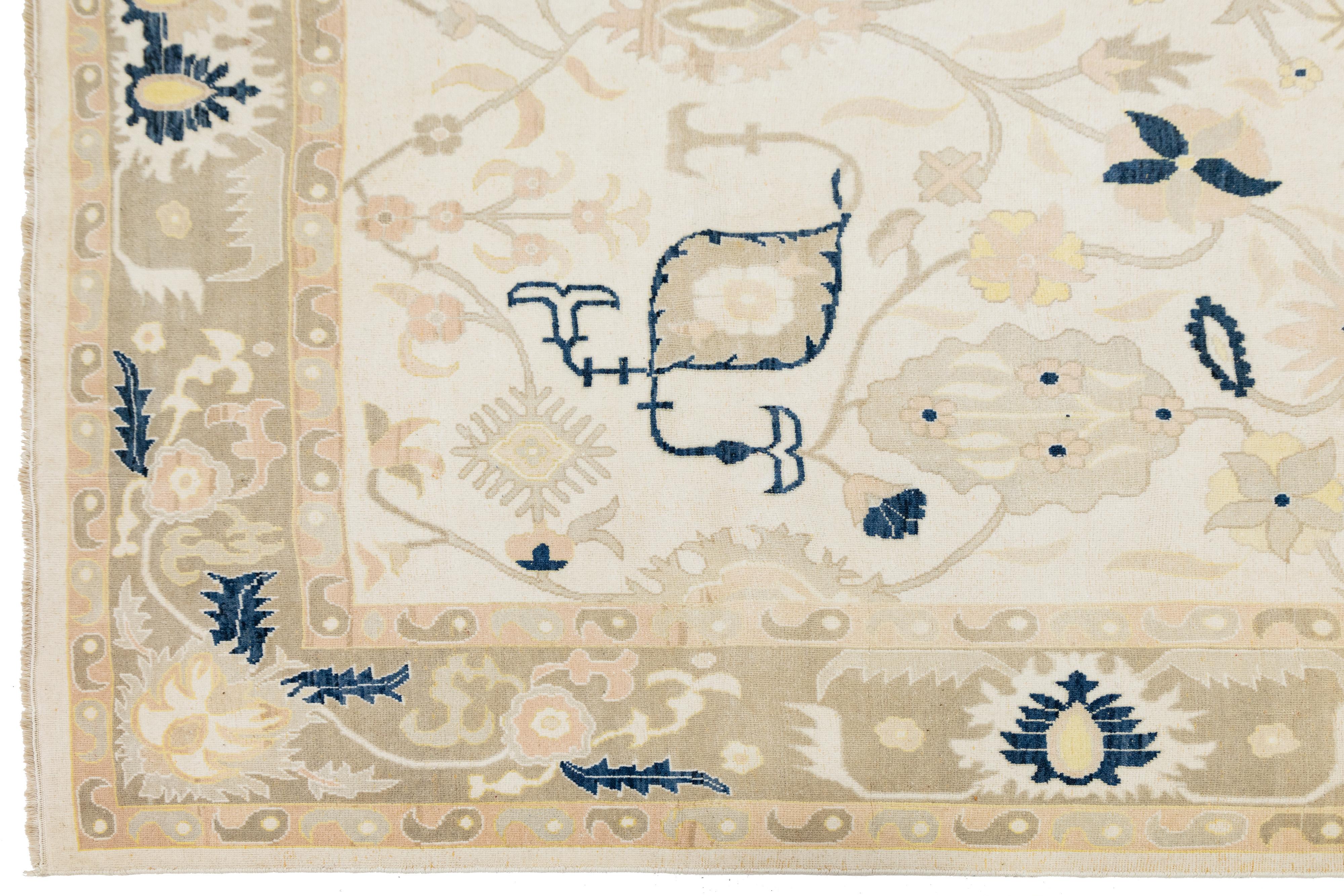 Lana Tappeto moderno neutro in lana Oushak fatto a mano con motivi anatolici in vendita