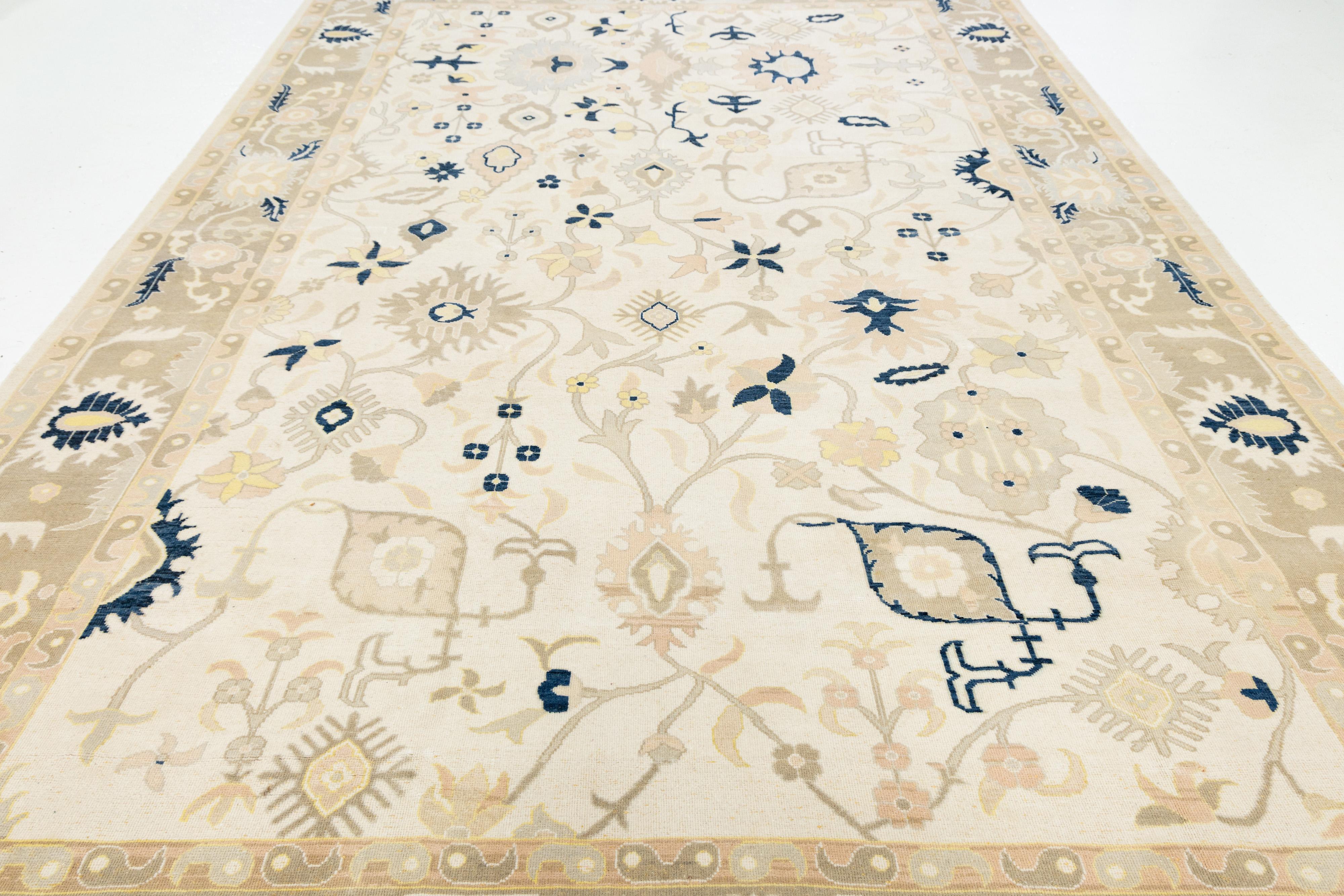 Tappeto moderno neutro in lana Oushak fatto a mano con motivi anatolici in vendita 1