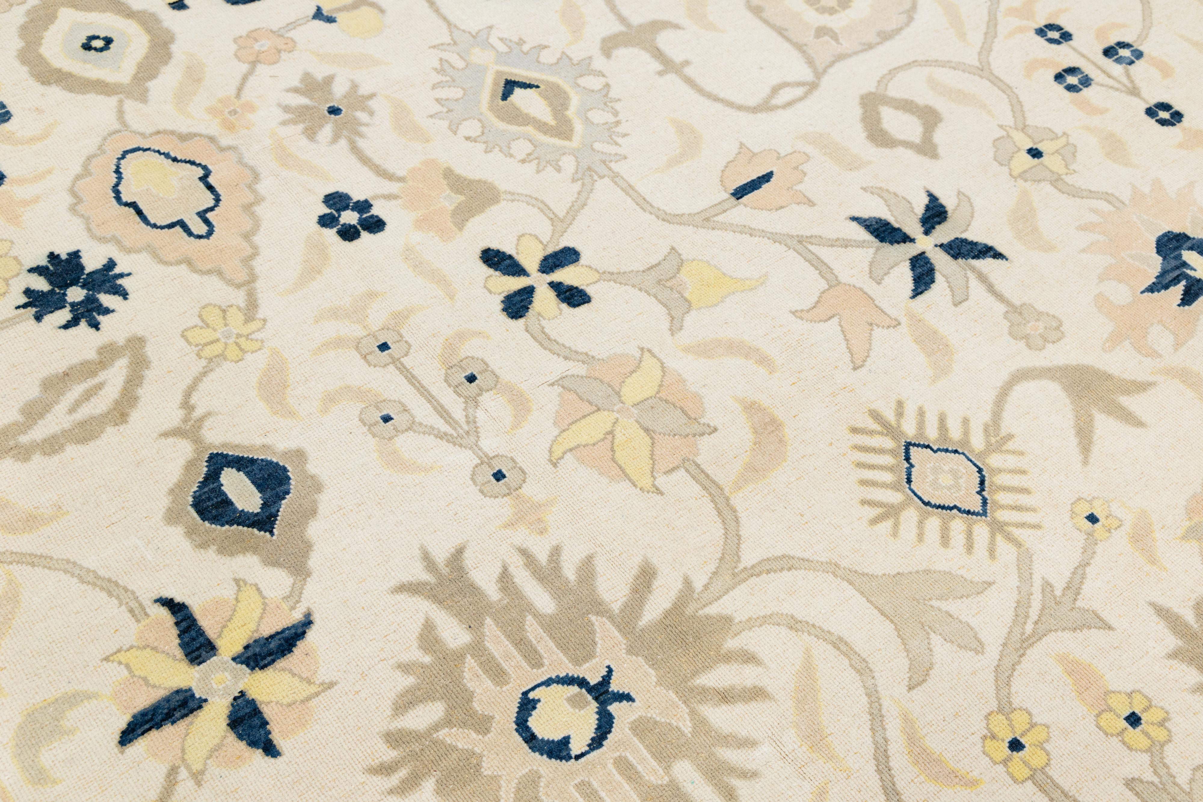 Tappeto moderno neutro in lana Oushak fatto a mano con motivi anatolici in vendita 2