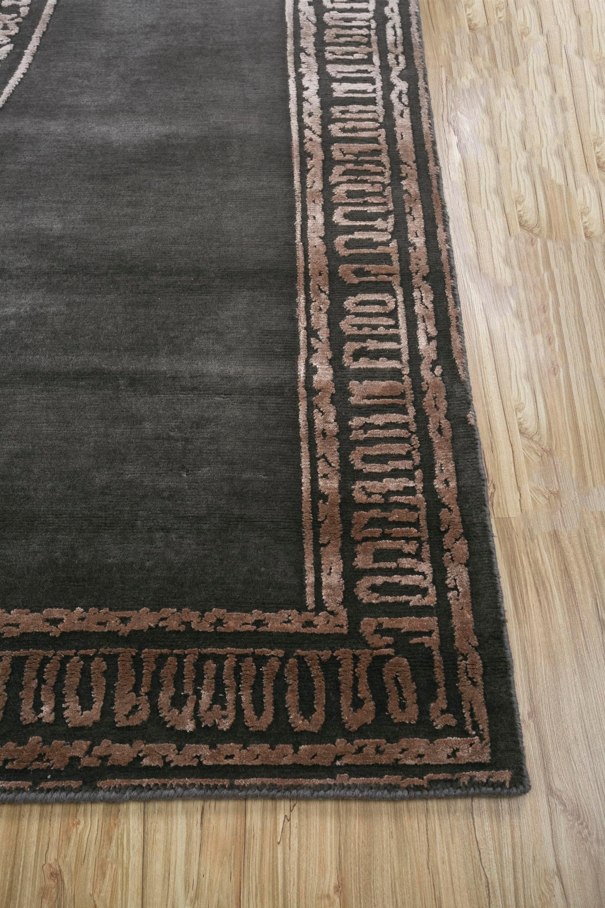 Haben Sie sich jemals gefragt, wie eine Ton-in-Ton-Farbpalette Ihren Raum sofort aufwerten kann? Dieser moderne handgeknüpfte Teppich  wird im ländlichen Indien handgefertigt. Der Teppich in der Grundfarbe Lakritz und der naturbeigen Bordüre