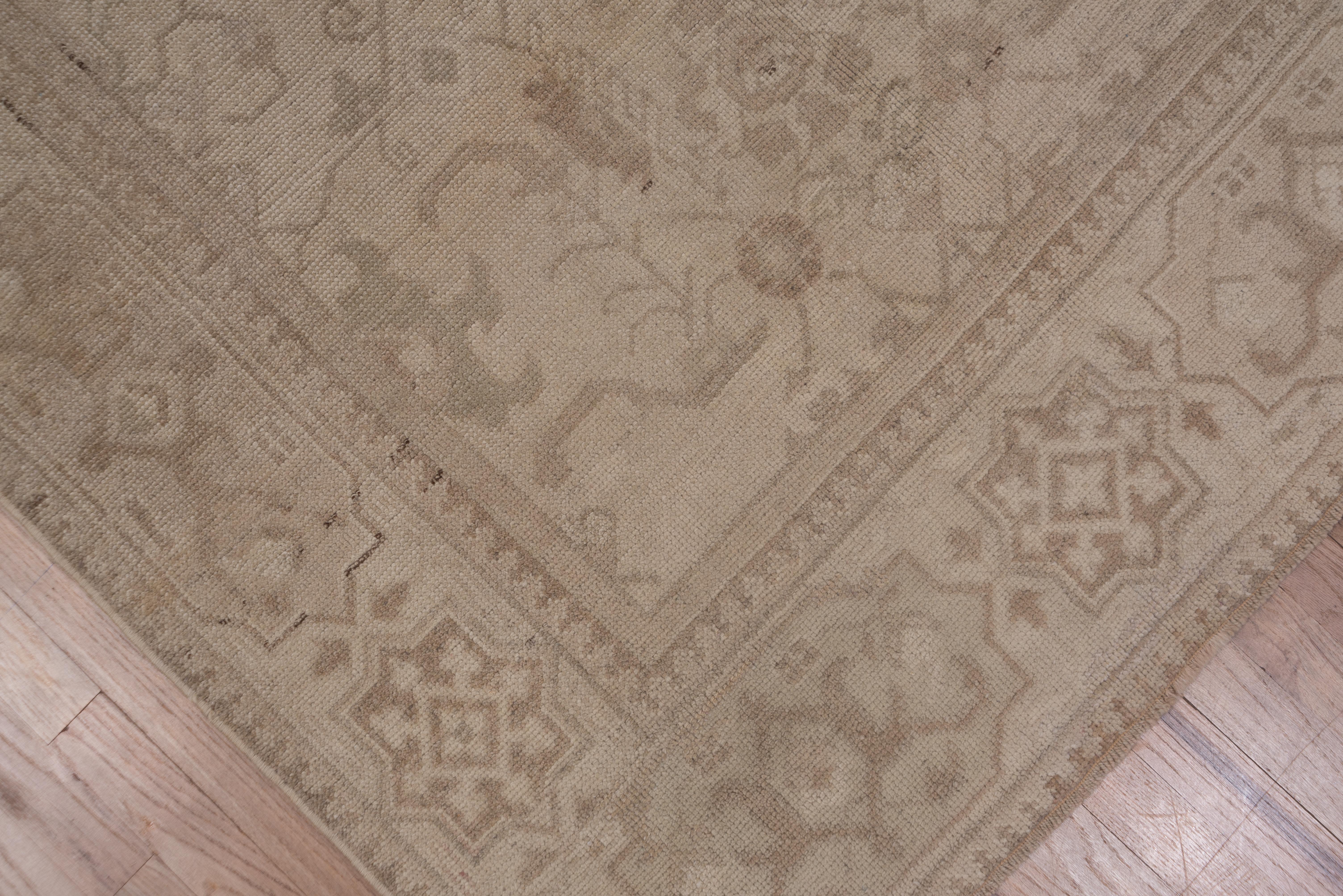 Neutral Oushak Rug, circa 1930s In Good Condition For Sale In New York, NY