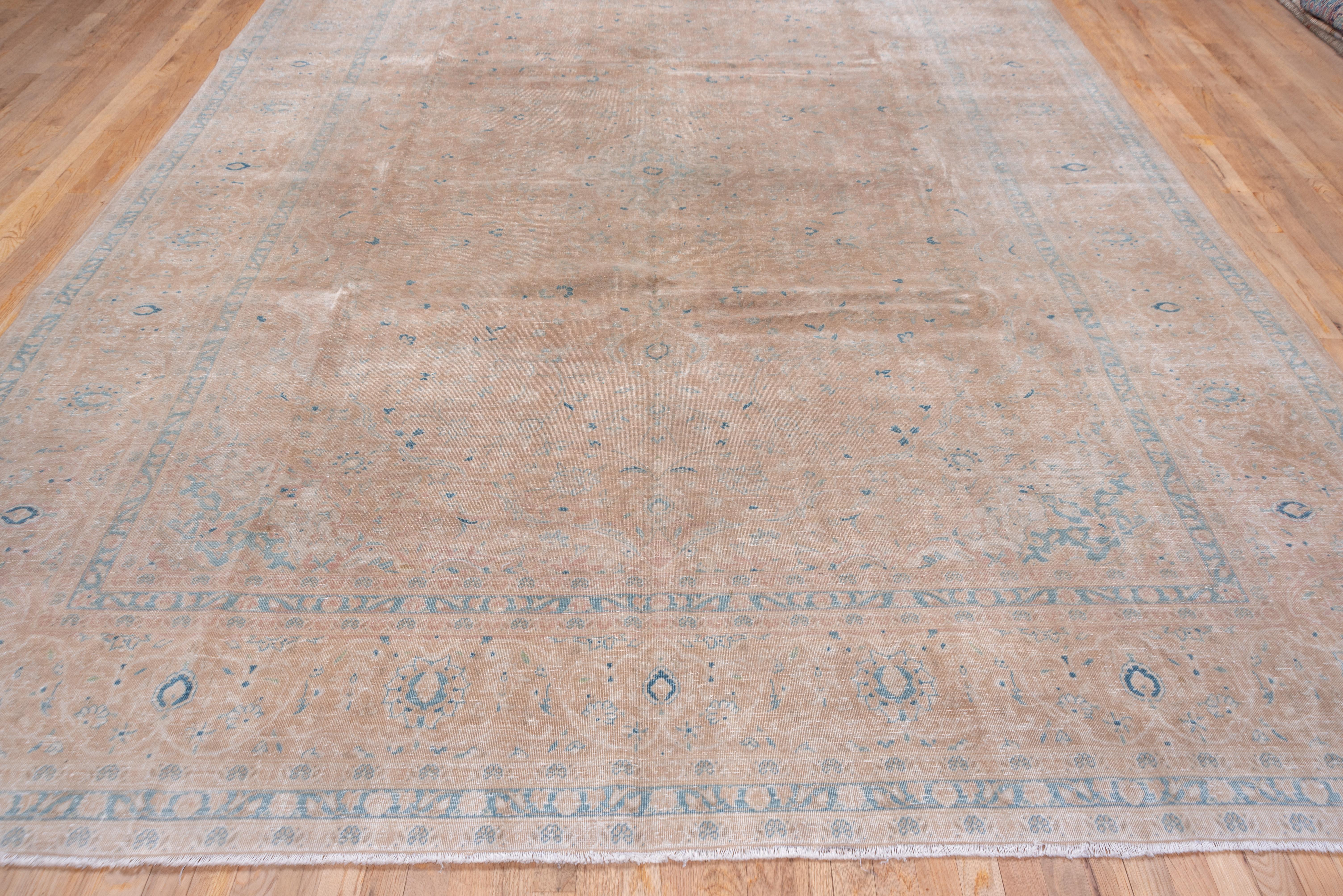 Neutral Persian Kashan Carpet, Blue Borders, Light Brown Palette In Good Condition For Sale In New York, NY