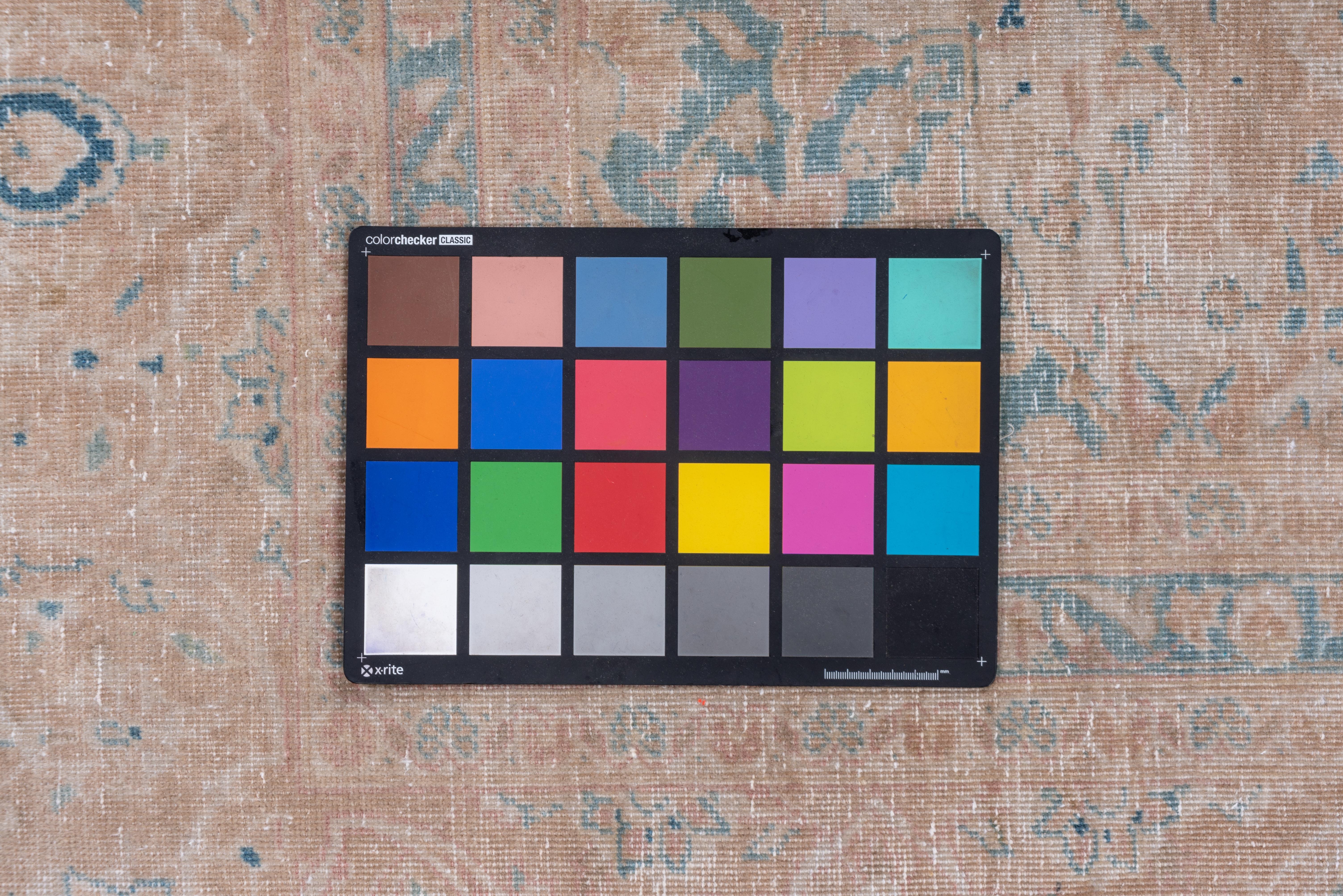Neutraler persischer Kashan-Teppich, blaue Bordüren, hellbraune Palette (Wolle) im Angebot