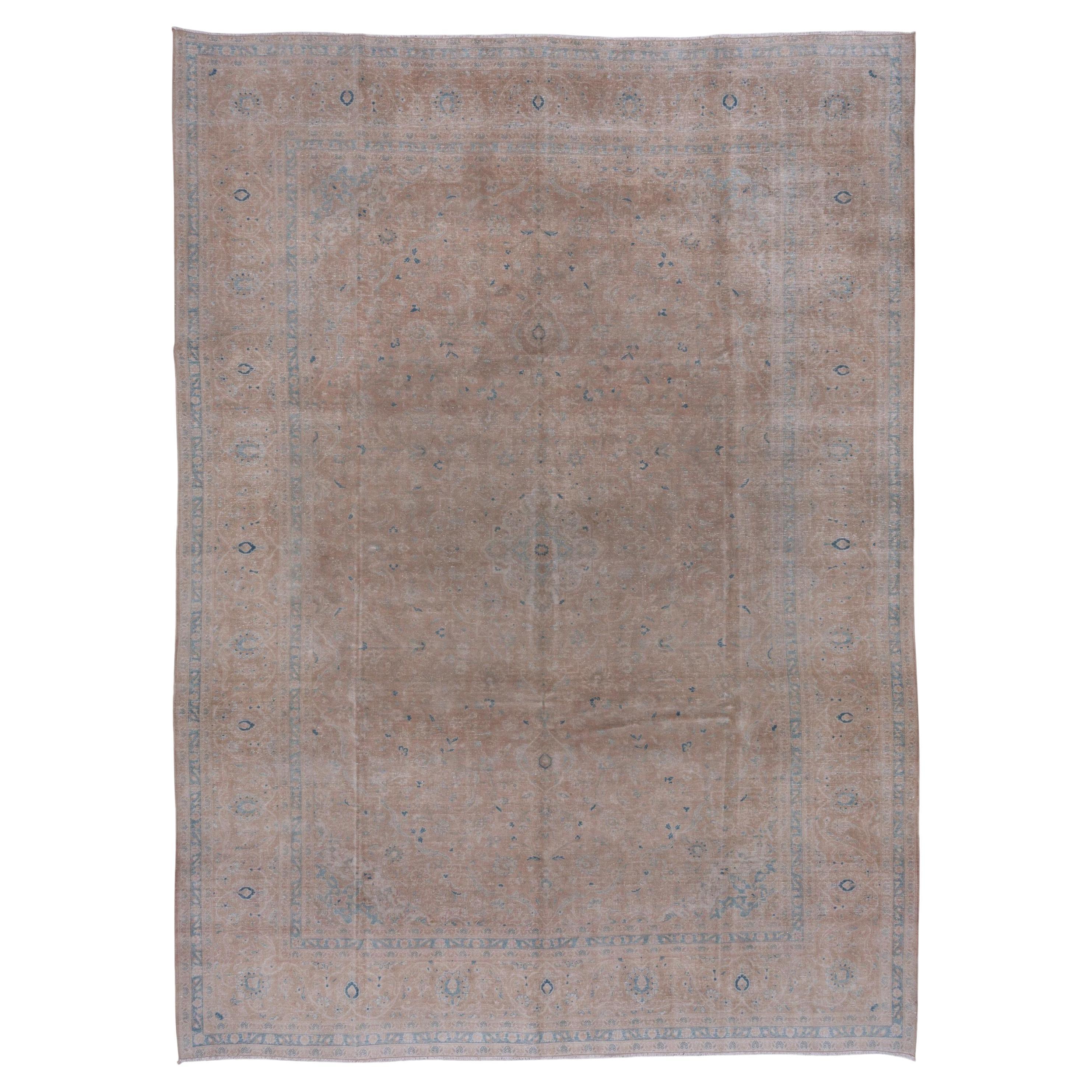 Neutral Persian Kashan Carpet, Blue Borders, Light Brown Palette For Sale