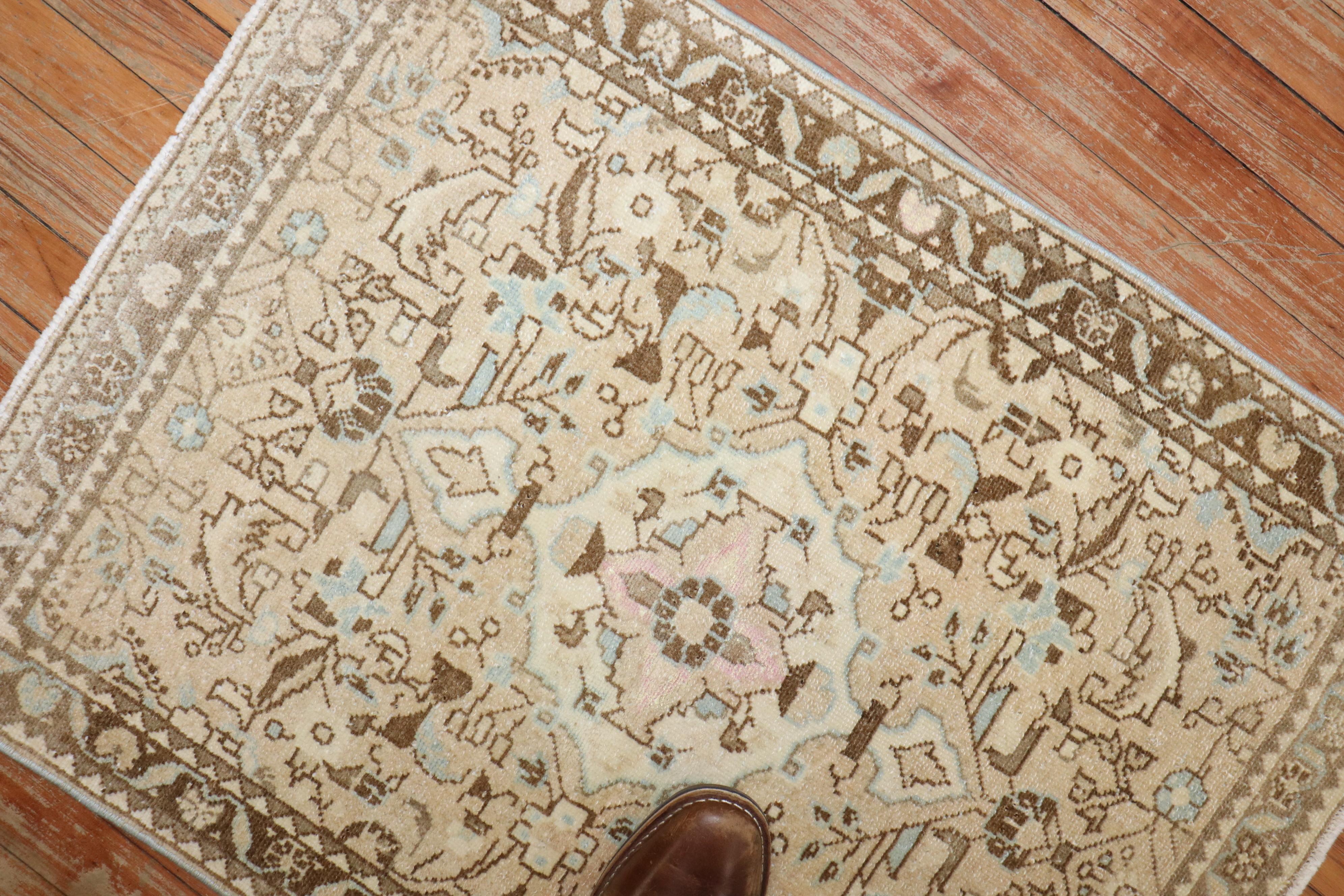 traler persischer Sarouk-Miniteppich (Spanisch Kolonial) im Angebot