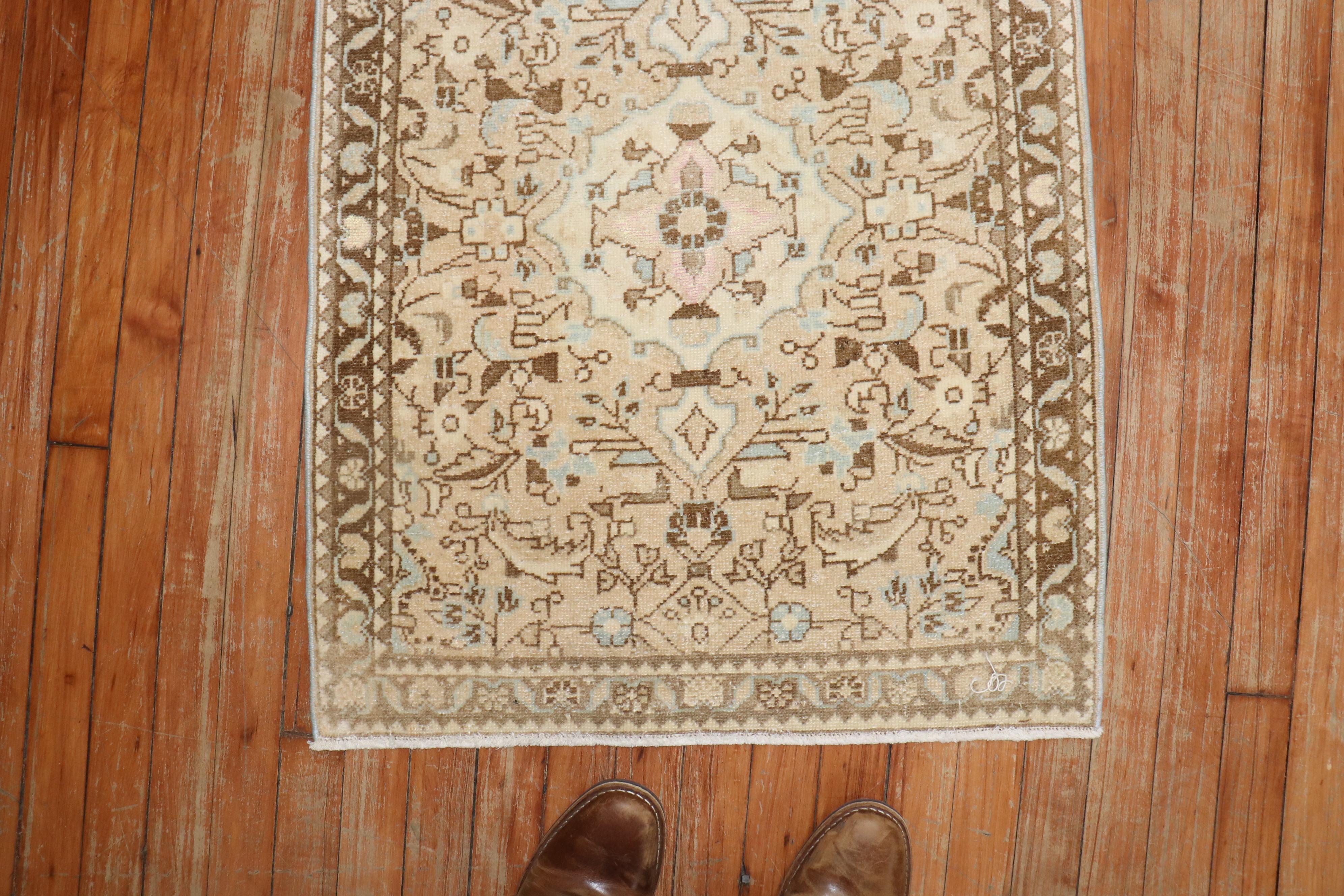 traler persischer Sarouk-Miniteppich (Mitte des 20. Jahrhunderts) im Angebot
