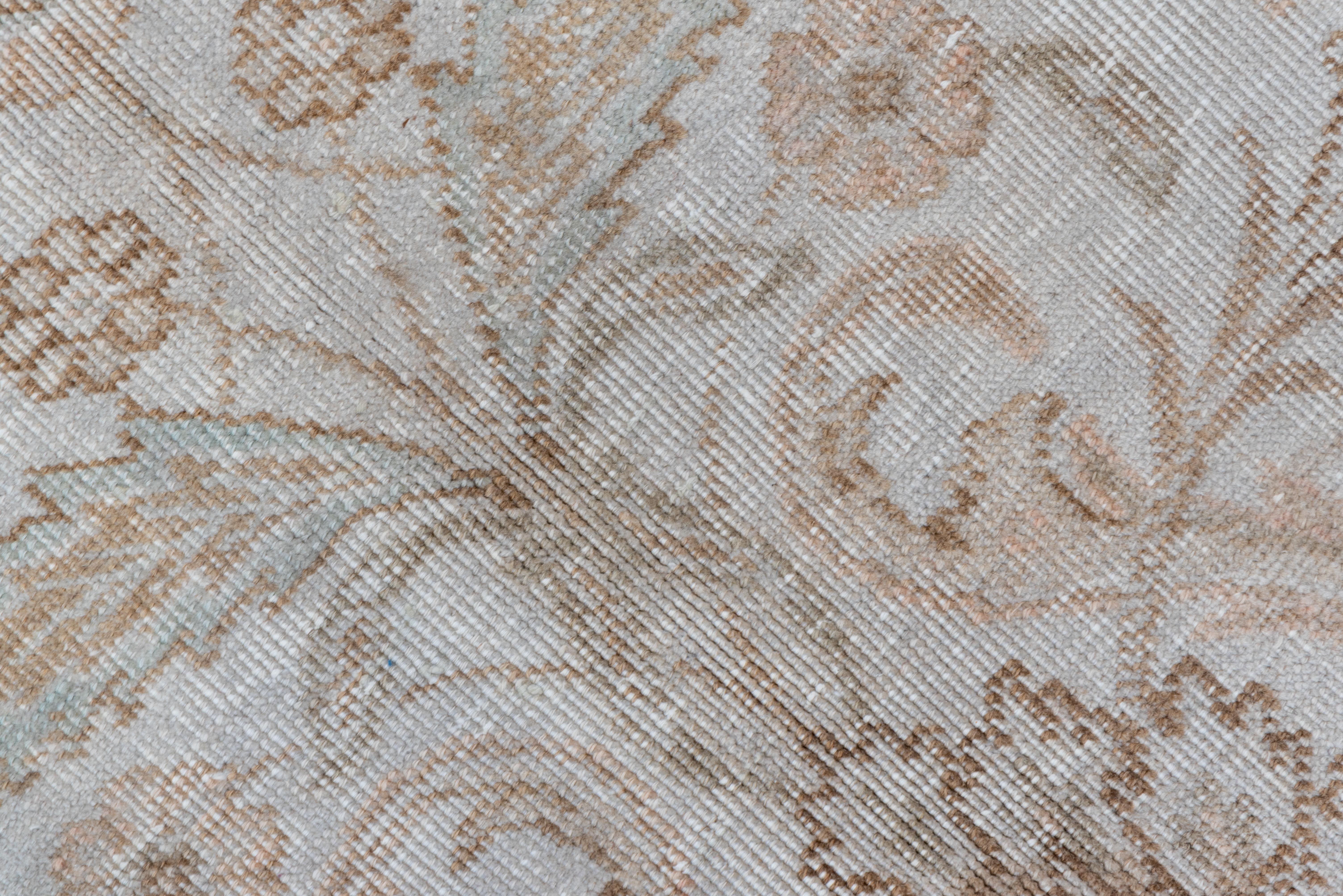 Tappeto persiano Tabriz neutro, con accenti rosa e pesca, campo intero In condizioni buone in vendita a New York, NY