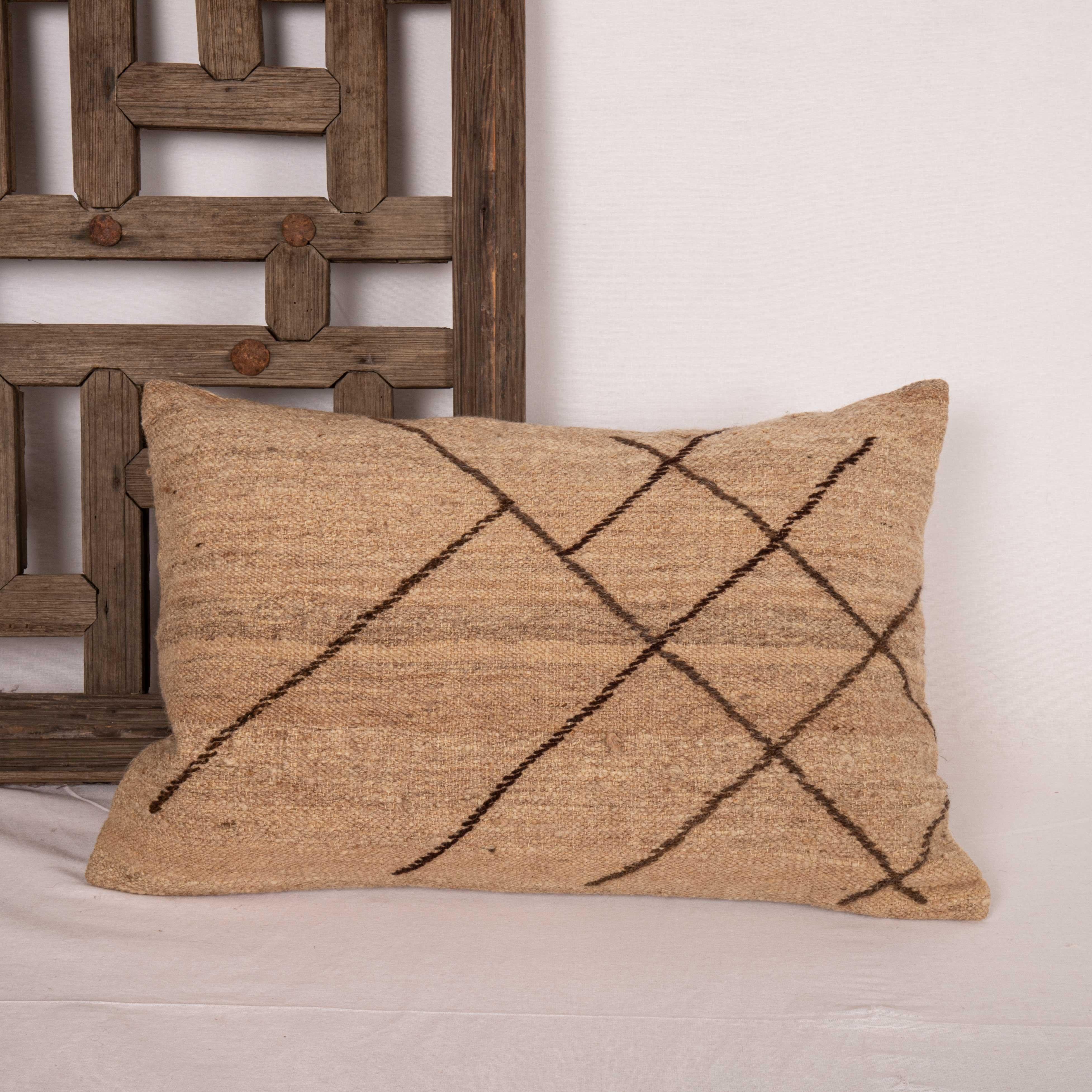 Los materiales con los que está fabricada esta funda de almohada son pura lana natural, sin teñir, de mediados del siglo XX.
Los elementos de diseño bordados son diseño nuestro y están hechos a mano con materiales vintage.
No viene con