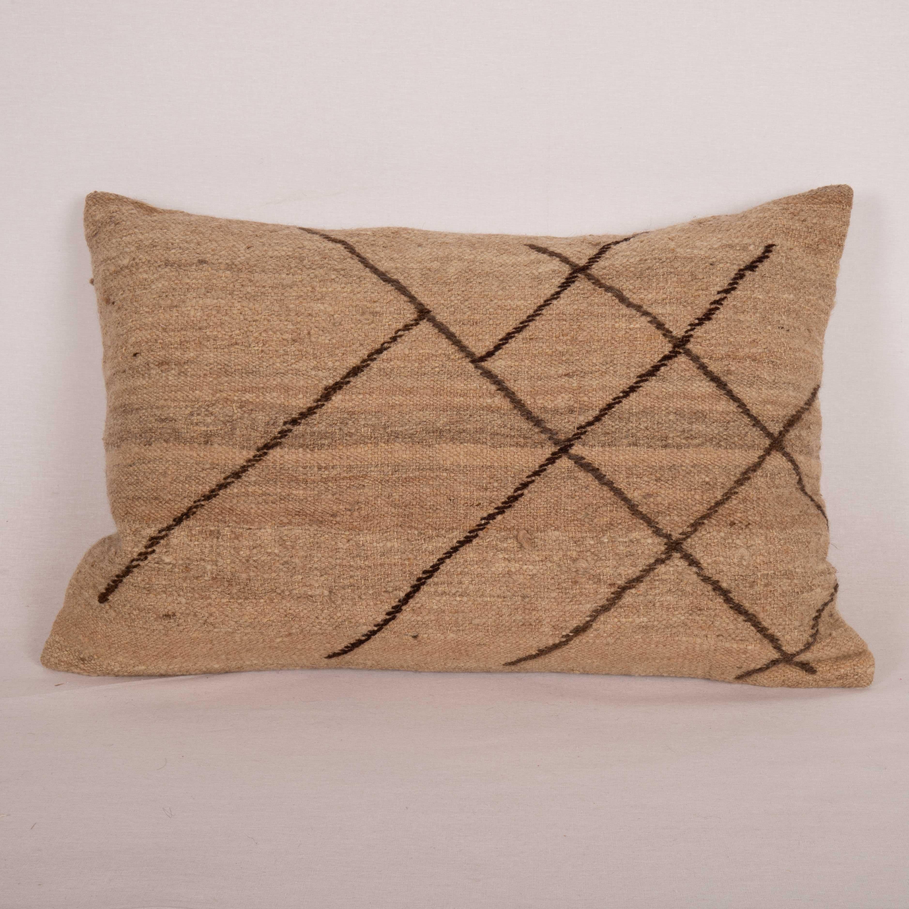 Funda de almohada neutra hecha a partir de una funda de lana vintage, mediados del siglo XX en Bueno estado para la venta en Istanbul, TR