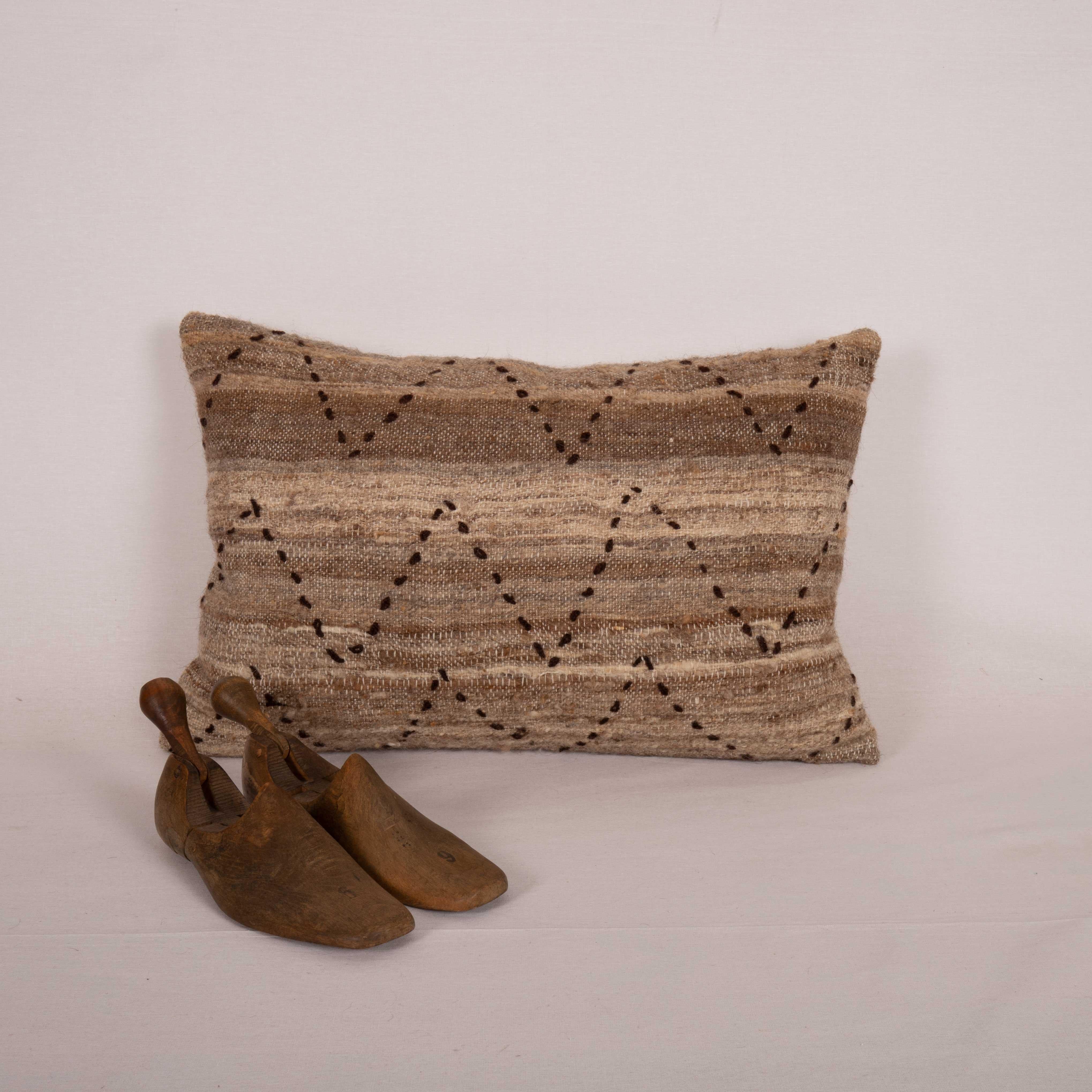 Neutral Pillow Case Made from a Vintage  Wool Cover, Mid-20th C In Good Condition For Sale In Istanbul, TR