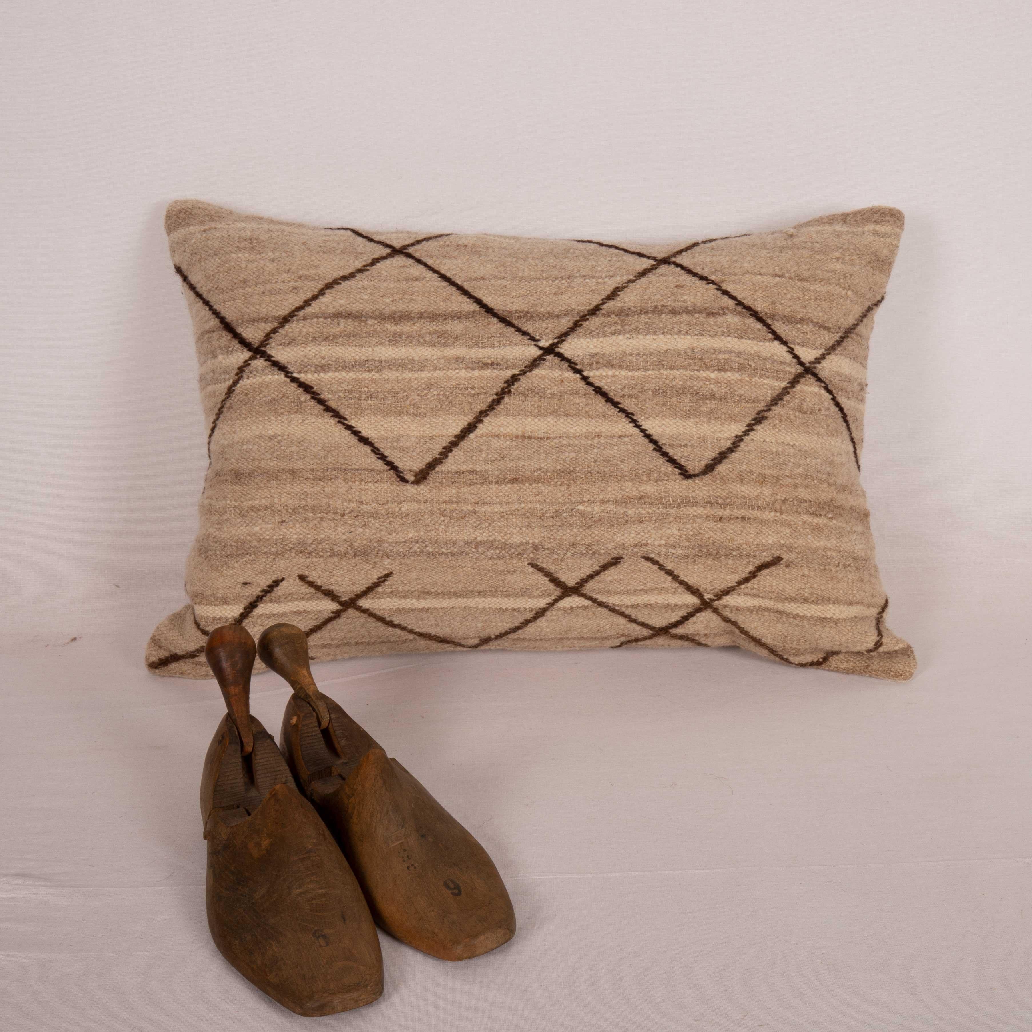 Neutral Pillow Case Made from a Vintage Wool Cover, Mid-20th C In Good Condition For Sale In Istanbul, TR