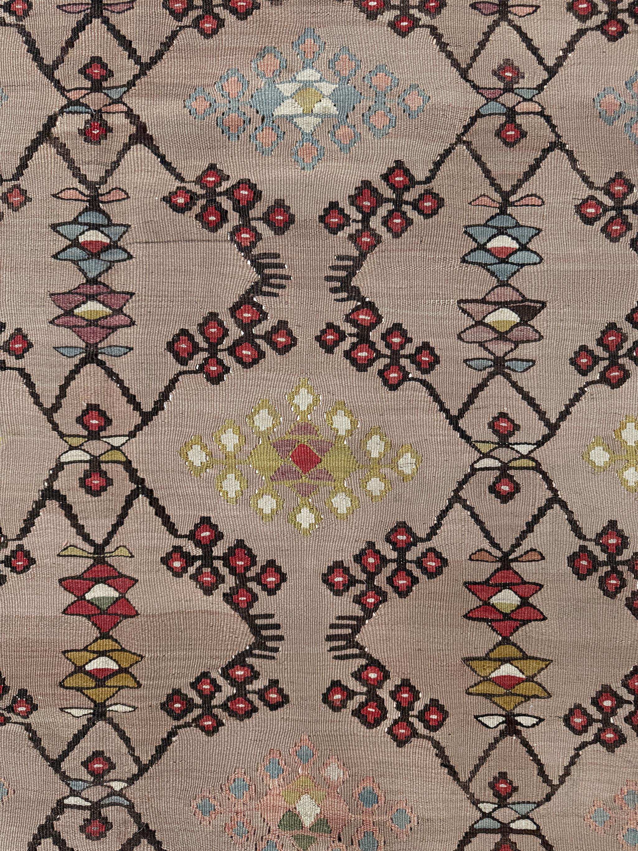 Dieser alte Pirot-Kilim aus dem Balkan (dem heutigen Serbien, dem früheren Jugoslawien) verkörpert die raffinierte Handwerkskunst der berühmten Flachgewebe-Tradition in Südosteuropa. Es ist vollständig aus handgesponnener Wolle handgewebt und zeigt
