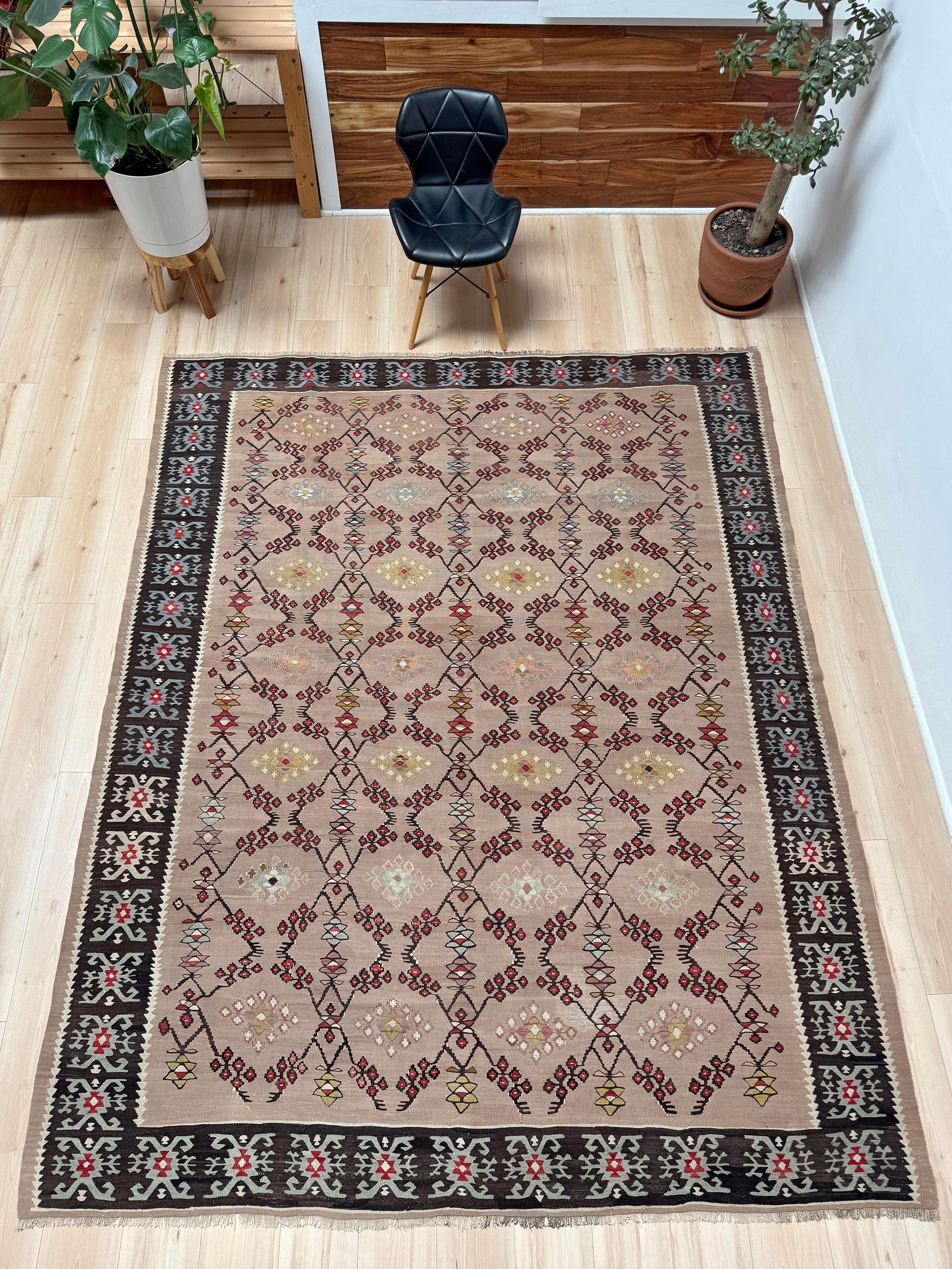 Neutraler Pirot Kelim - • Vintage European Flachgewebe Wollteppich - • 8′5″×9′5″ - • 1940s (Rustikal) im Angebot
