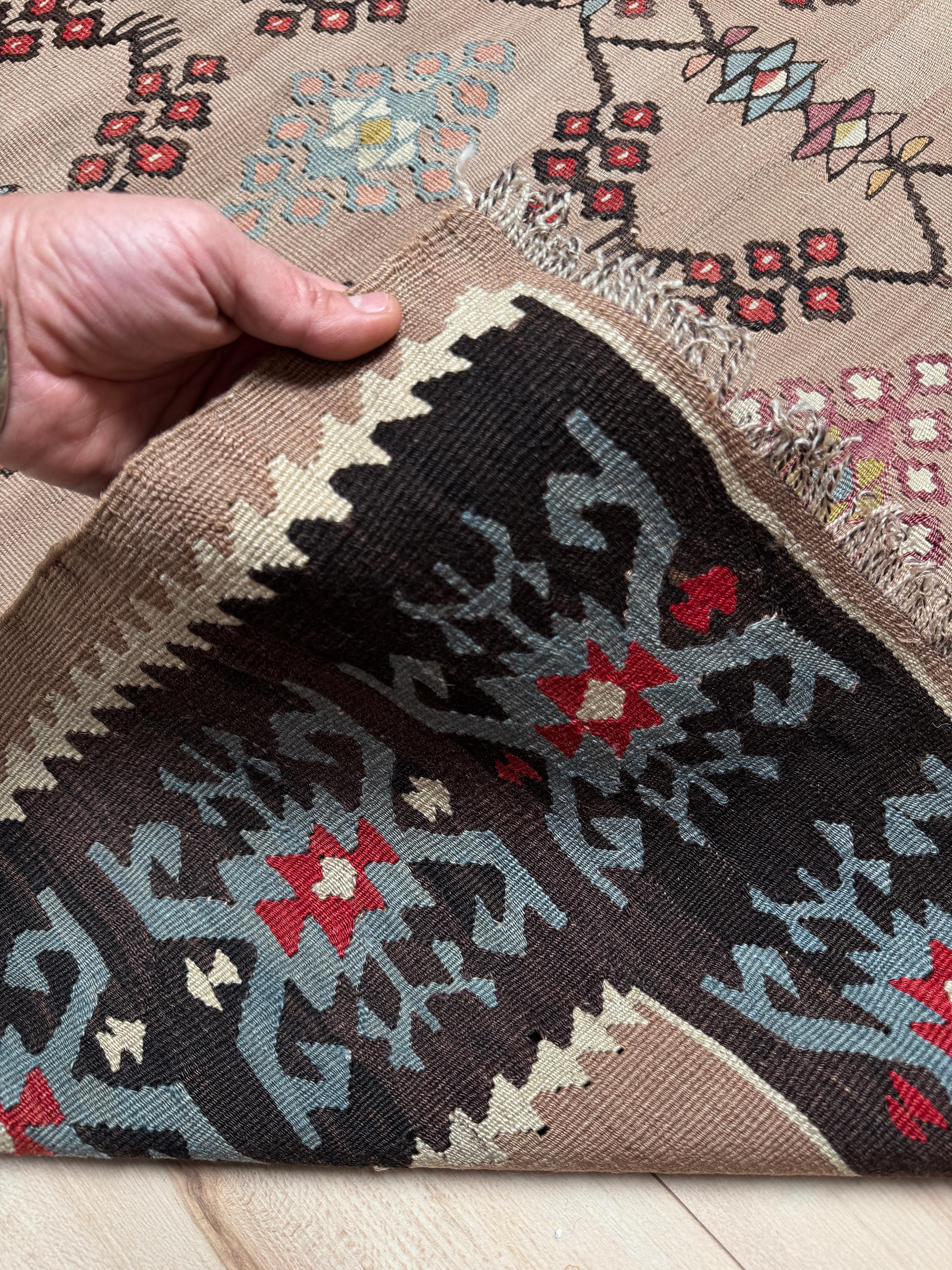 Neutraler Pirot Kelim - • Vintage European Flachgewebe Wollteppich - • 8′5″×9′5″ - • 1940s (Bosnisch) im Angebot