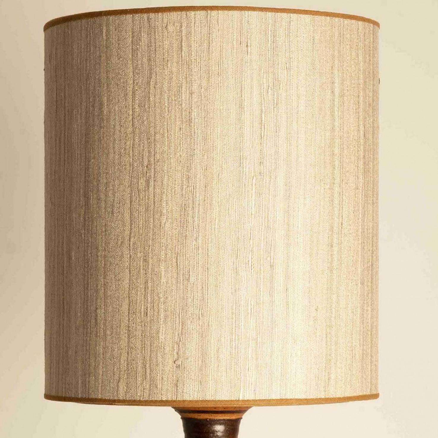 Neutral Textured Ceramic Table Lamp, Natural Lampshade by R. Houben In Good Condition For Sale In Rijssen, NL