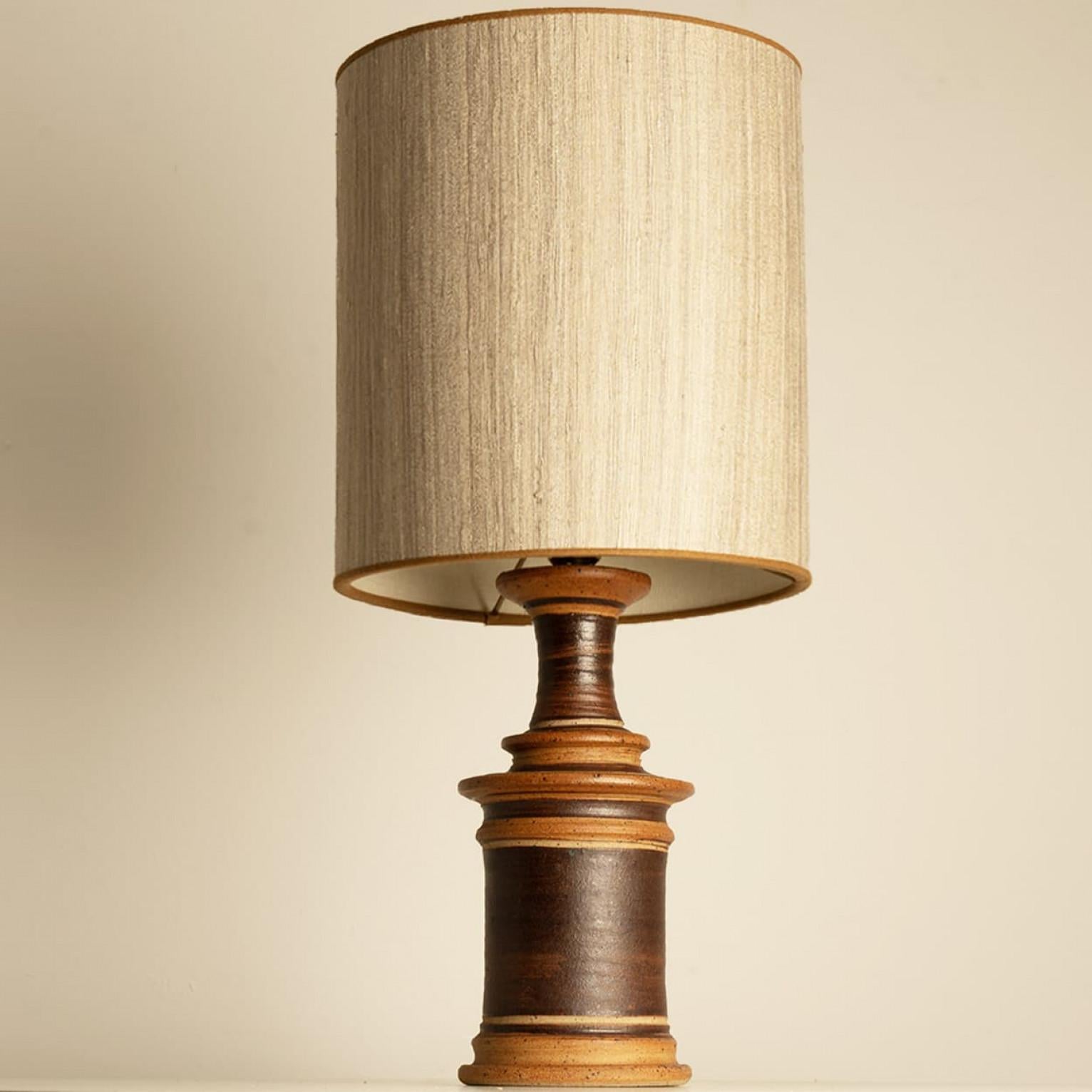 Neutral Textured Ceramic Table Lamp, Natural Lampshade by R. Houben For Sale 1