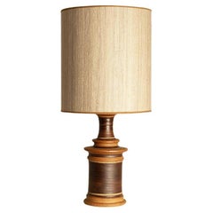 Lámpara de mesa de cerámica con textura neutra, pantalla natural de R. Houben