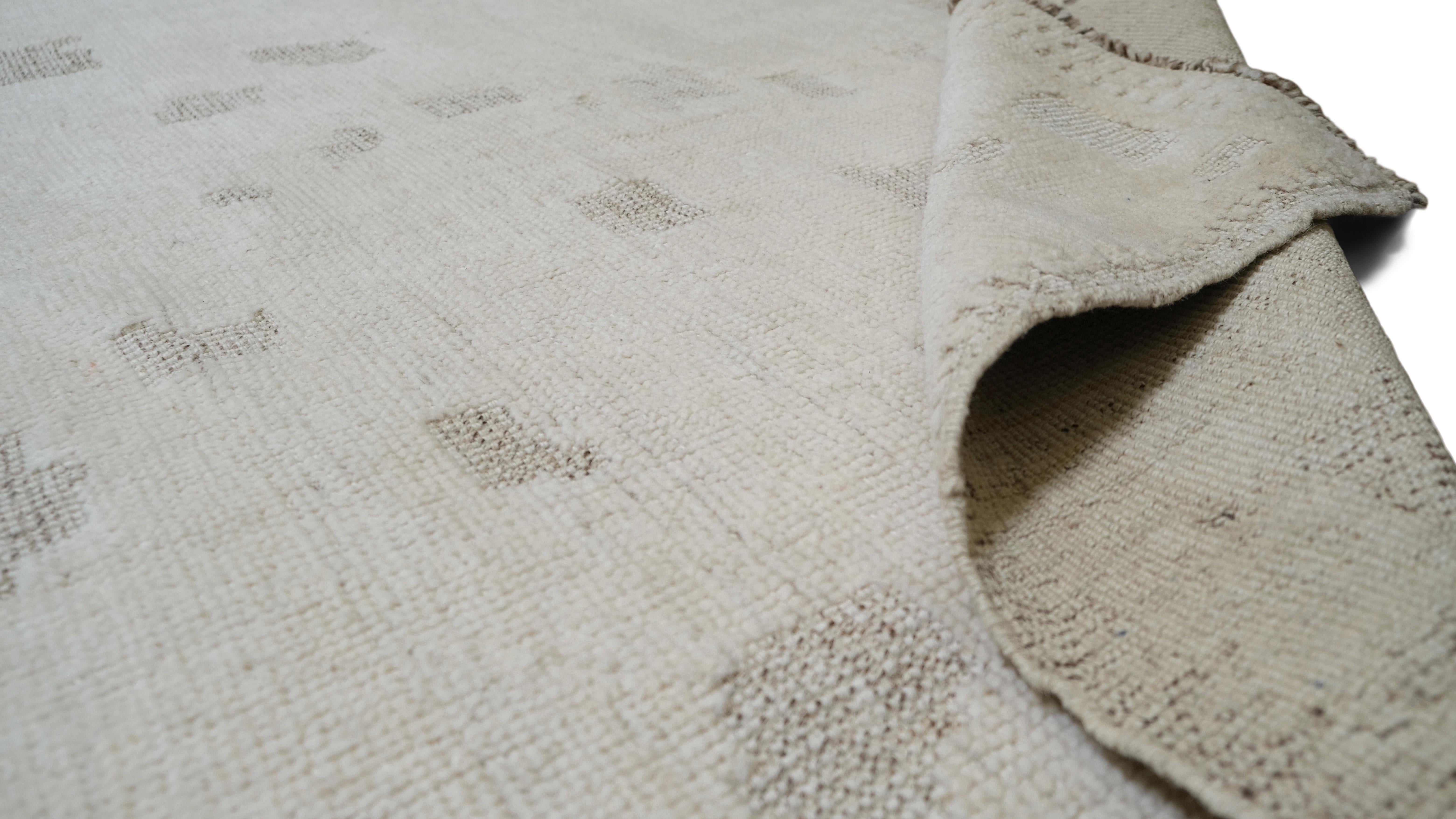 Con un delicado motivo abstracto de formas geométricas dispersas, esta alfombra está diseñada en suaves tonos neutros, proporcionando un ambiente sofisticado y sereno a cualquier habitación. Su estética minimalista le permite combinarse a la