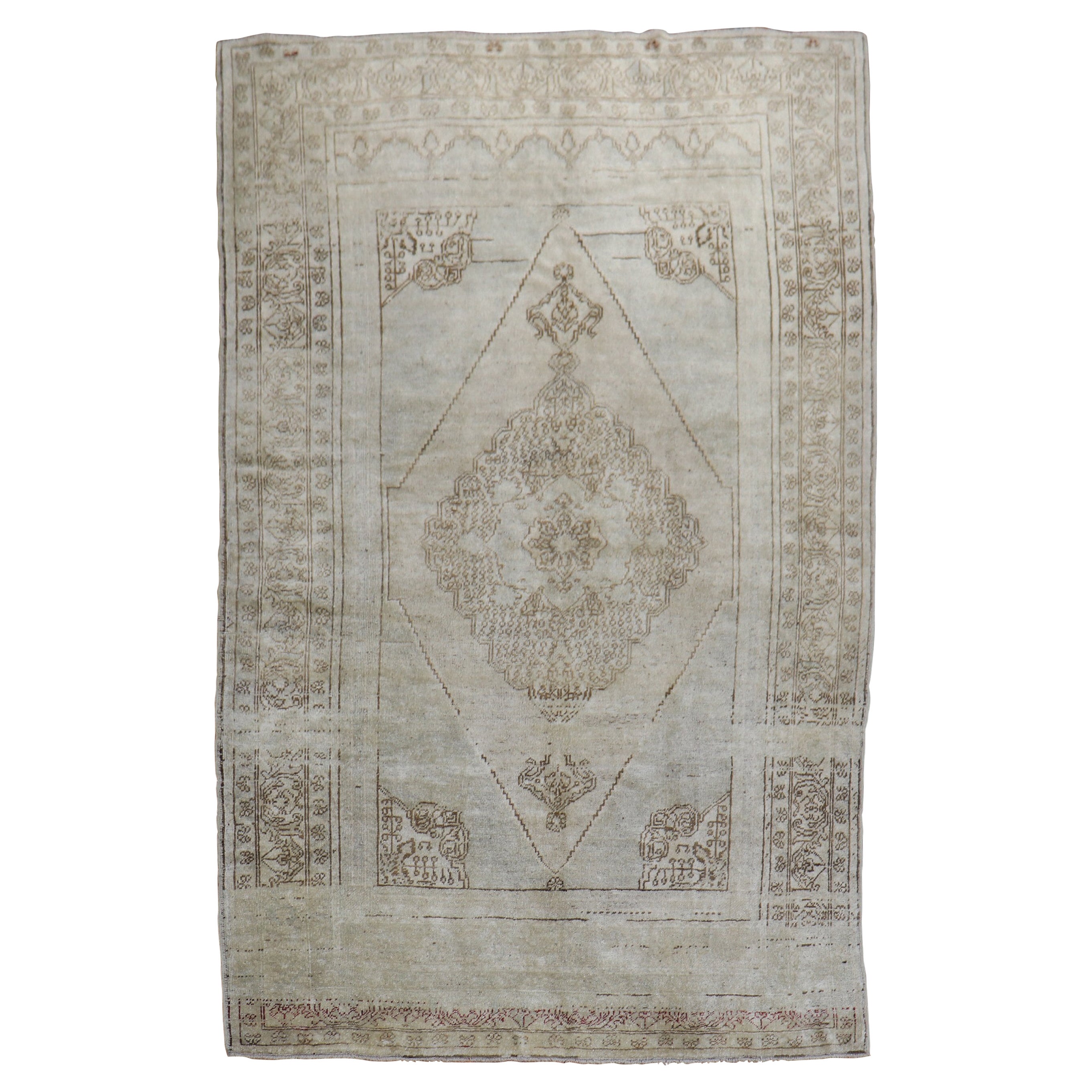 Neutraltöniger türkischer Oushak-Teppich im Vintage-Stil