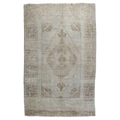 Neutraltöniger türkischer Oushak-Teppich im Vintage-Stil