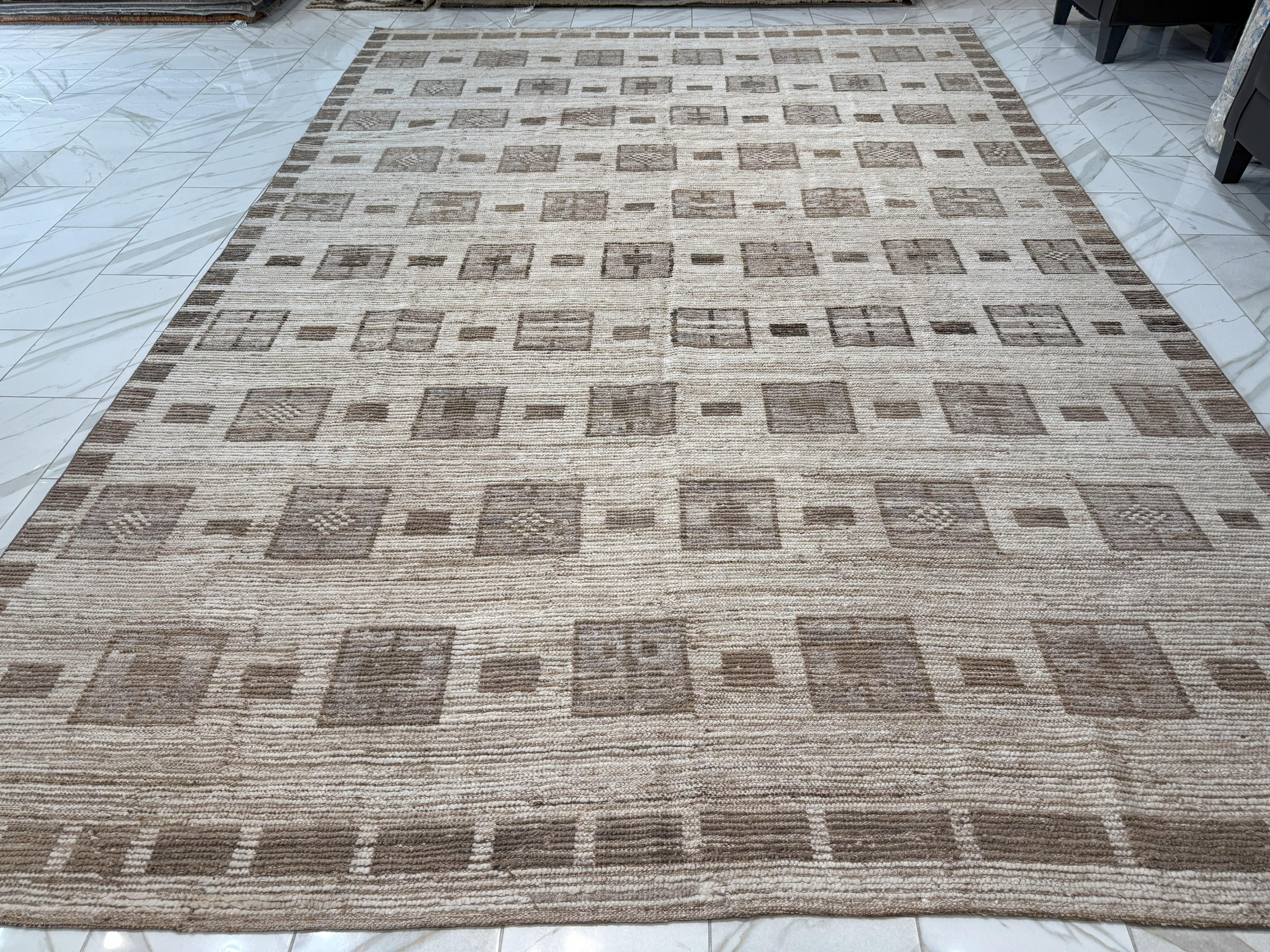 Aus unserer neuesten Kollektion moderner marokkanischer Designs ist dieser neutral getönte, geometrische Teppich mit marokkanischem Design handgefertigt und in Pakistan handgeknüpft. Es hat eine Baumwollbasis und ist aus reinen Ziegenwollgarnen