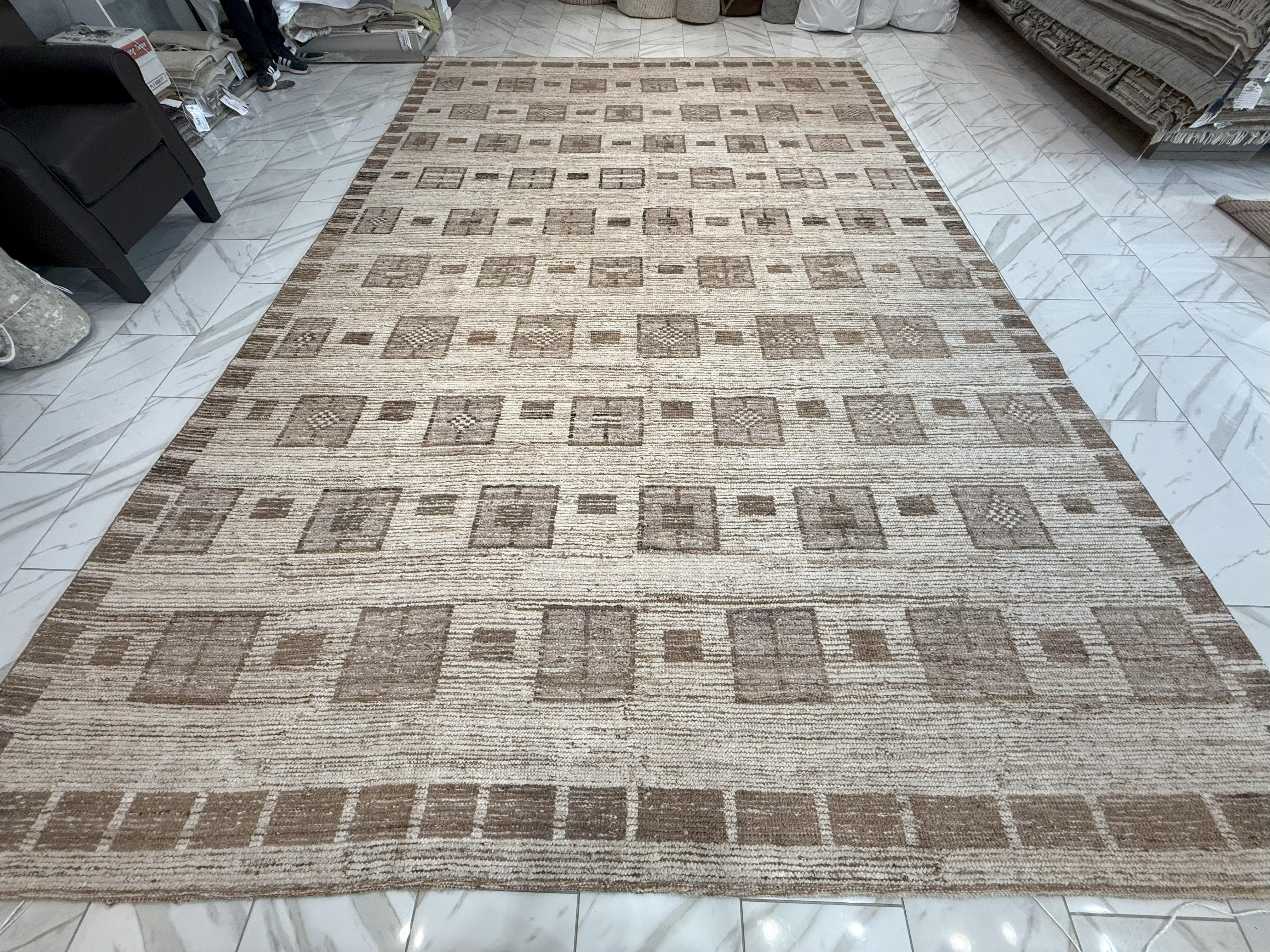 Neutraler, geometrischer marokkanischer Design-Teppich (Pakistanisch) im Angebot