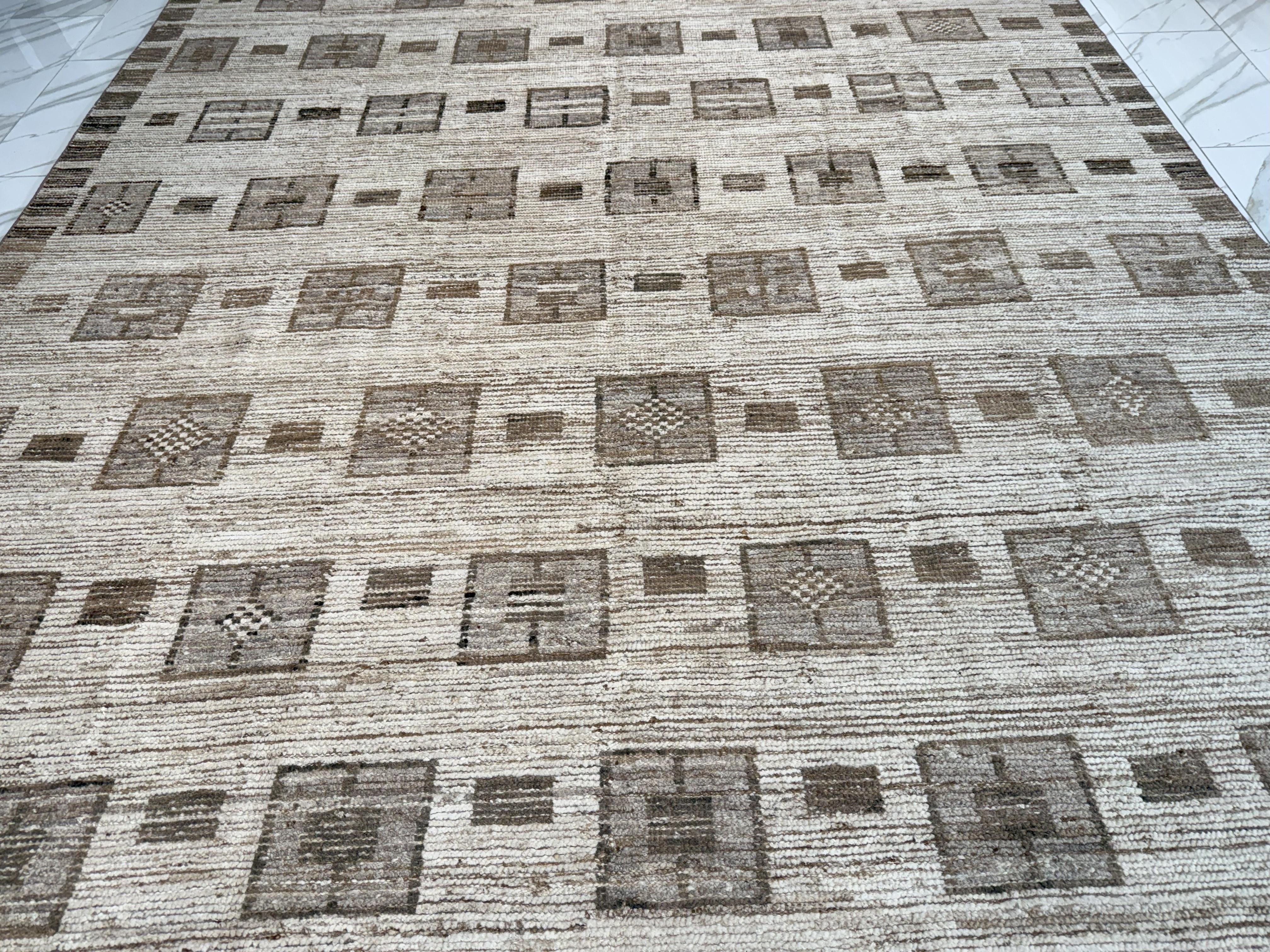 Neutraler, geometrischer marokkanischer Design-Teppich im Zustand „Neu“ im Angebot in West Hollywood, CA