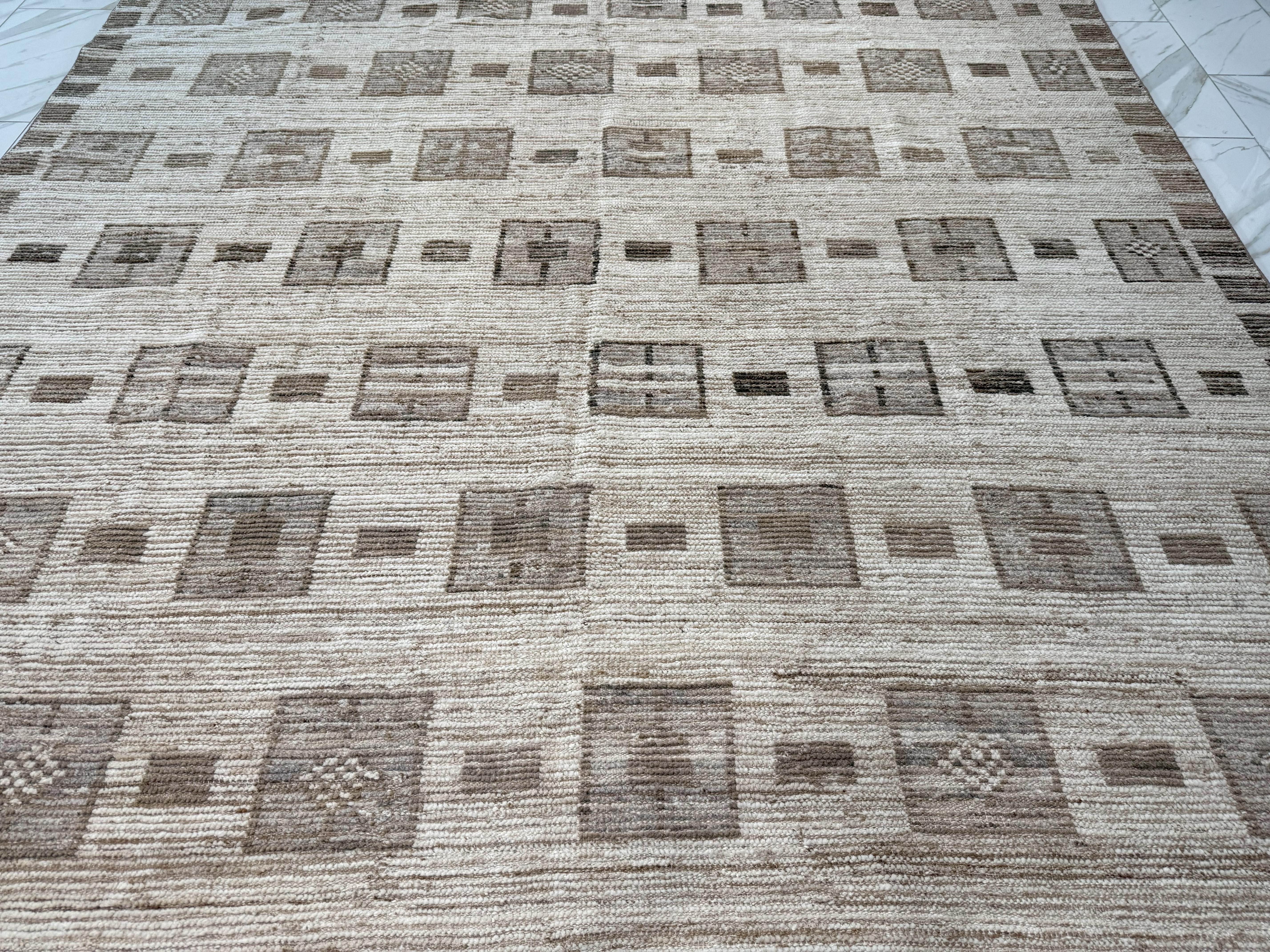 Neutraler, geometrischer marokkanischer Design-Teppich (Wolle) im Angebot