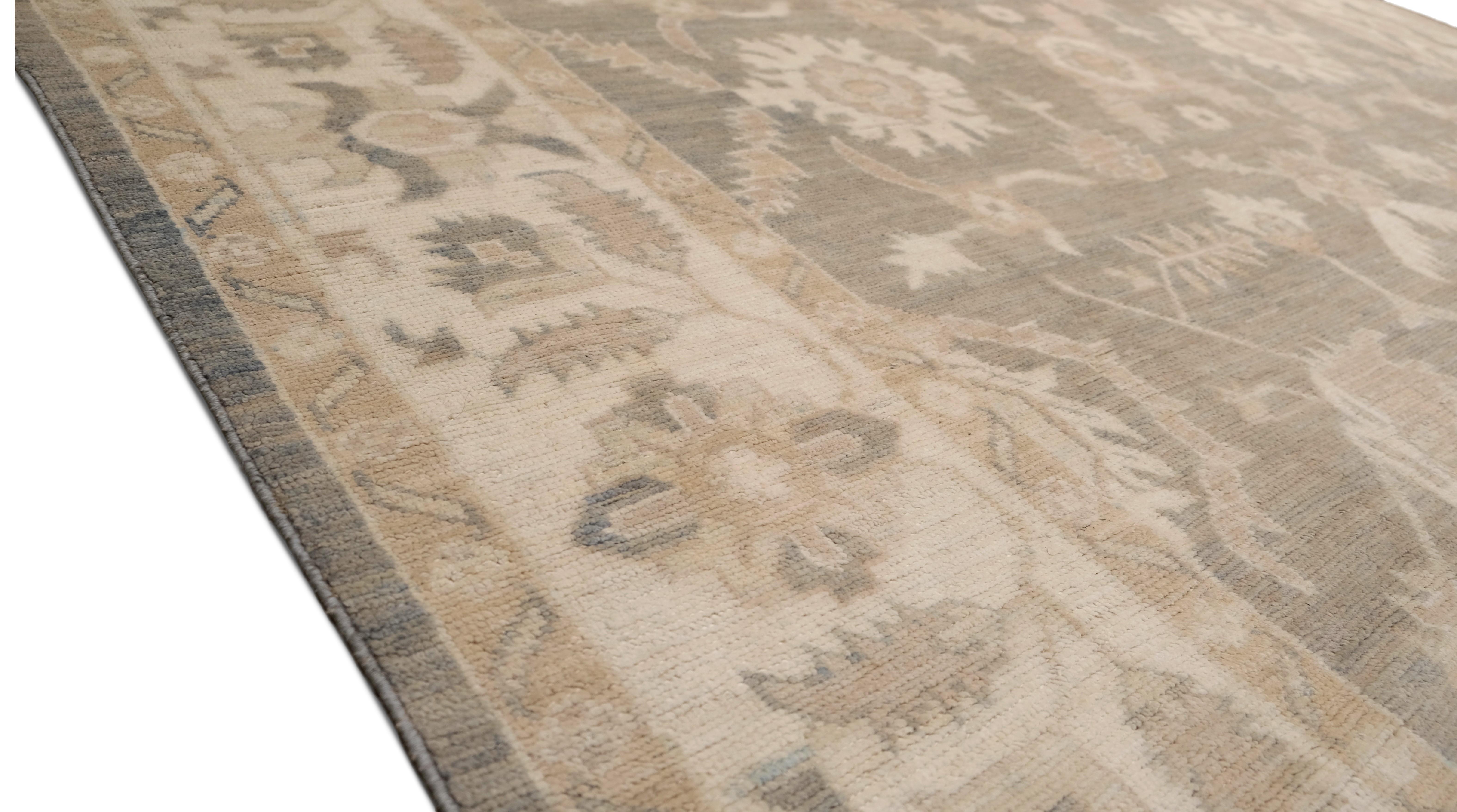 Añade elegancia atemporal a tu hogar con esta exquisita alfombra de lana anudada a mano. Con un diseño clásico de motivos florales, esta alfombra muestra intrincados dibujos en suaves tonos neutros de beige y marfil. El delicado borde complementa el
