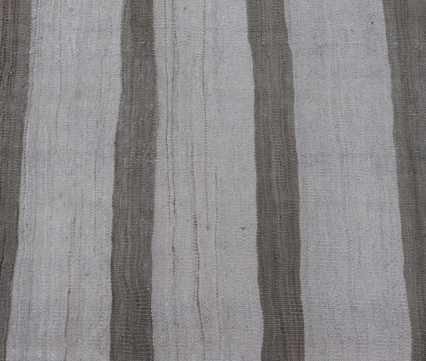 Rug & Kilim turc vintage aux tons neutres avec de larges rayures grises 3'1 x 4'3 en vente 3