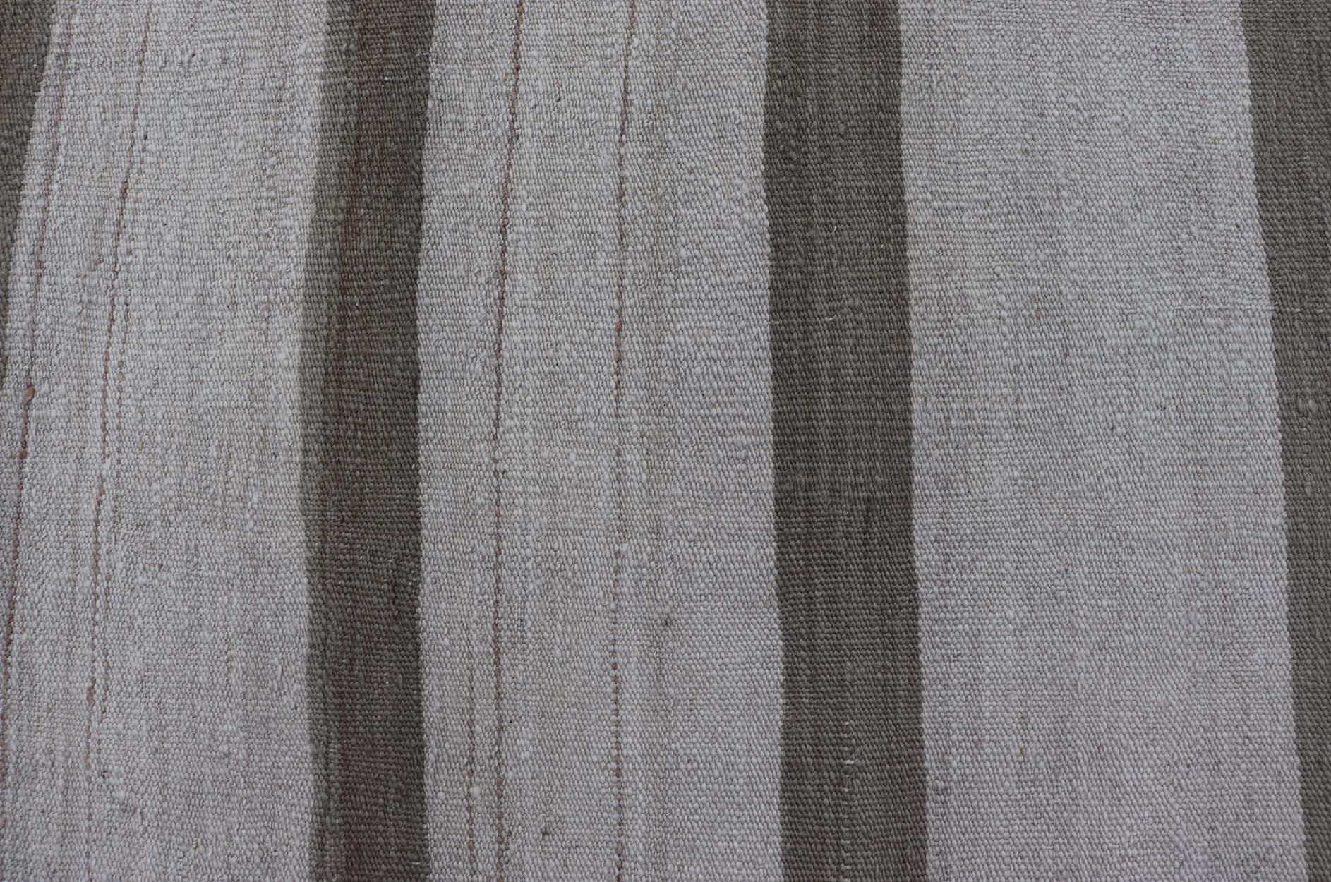 Mesures : 3'1 x 4'3 
Rug & Kilim turc vintage aux tons neutres avec de larges rayures grises 3'1 x 4'3. Keivan Woven Arts / Tapis / EN-15884 Pays d'origine / type : Turquie / Kilim 

Le tapis kilim turc présente un design raffiné avec de larges