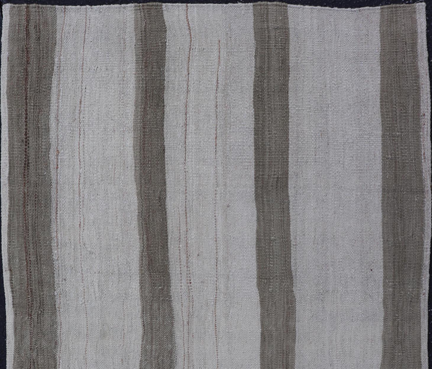 Turc Rug & Kilim turc vintage aux tons neutres avec de larges rayures grises 3'1 x 4'3 en vente
