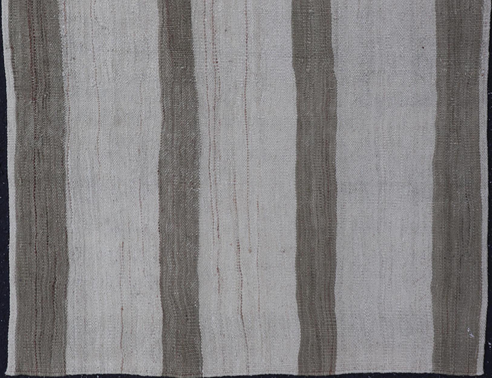 Rug & Kilim turc vintage aux tons neutres avec de larges rayures grises 3'1 x 4'3 Bon état - En vente à Atlanta, GA