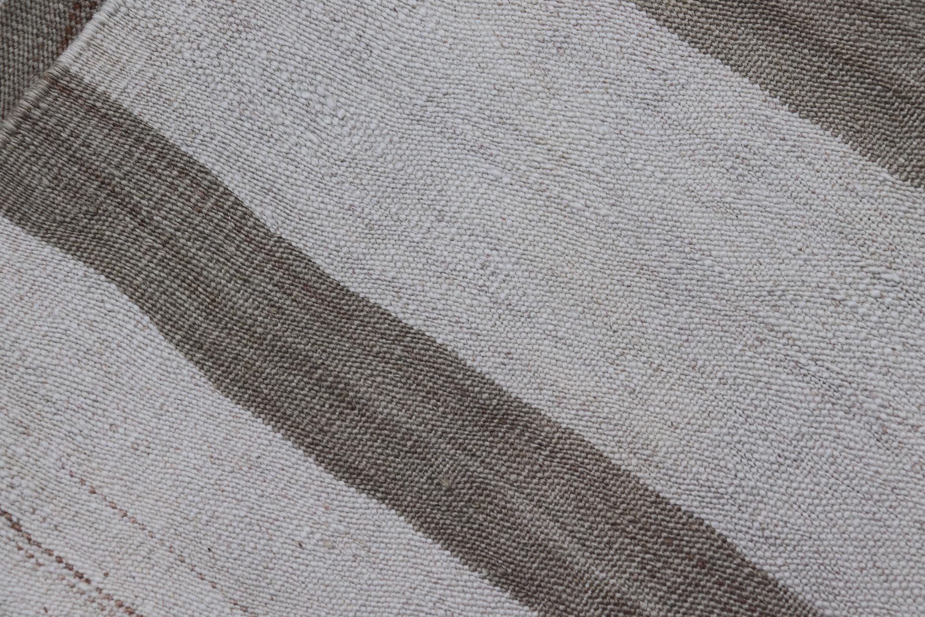 20ième siècle Rug & Kilim turc vintage aux tons neutres avec de larges rayures grises 3'1 x 4'3 en vente