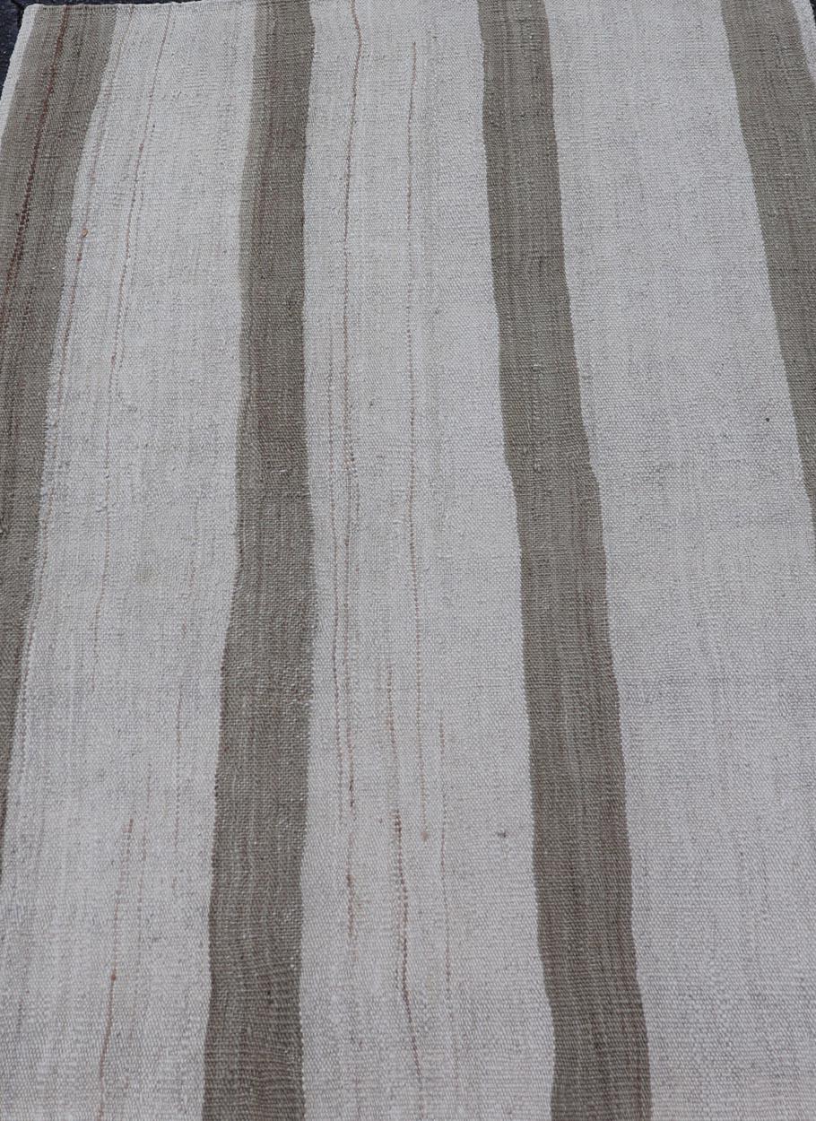 Rug & Kilim turc vintage aux tons neutres avec de larges rayures grises 3'1 x 4'3 en vente 1