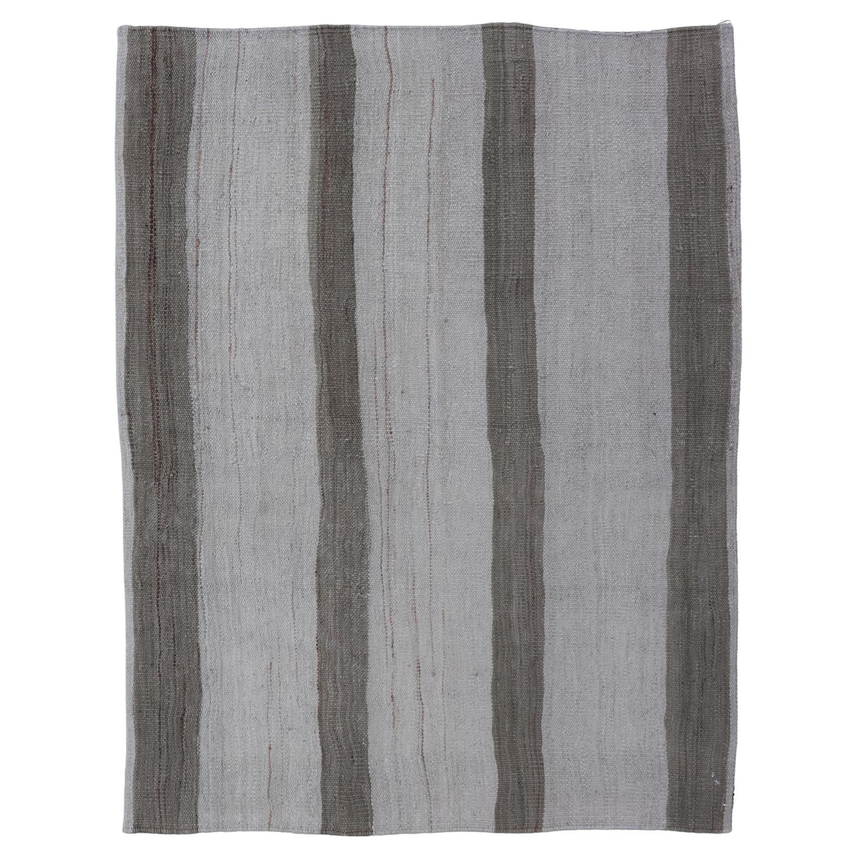 Rug
Kilim turco vintage dai toni neutri con ampie strisce di grigio 3
1 x 4
3