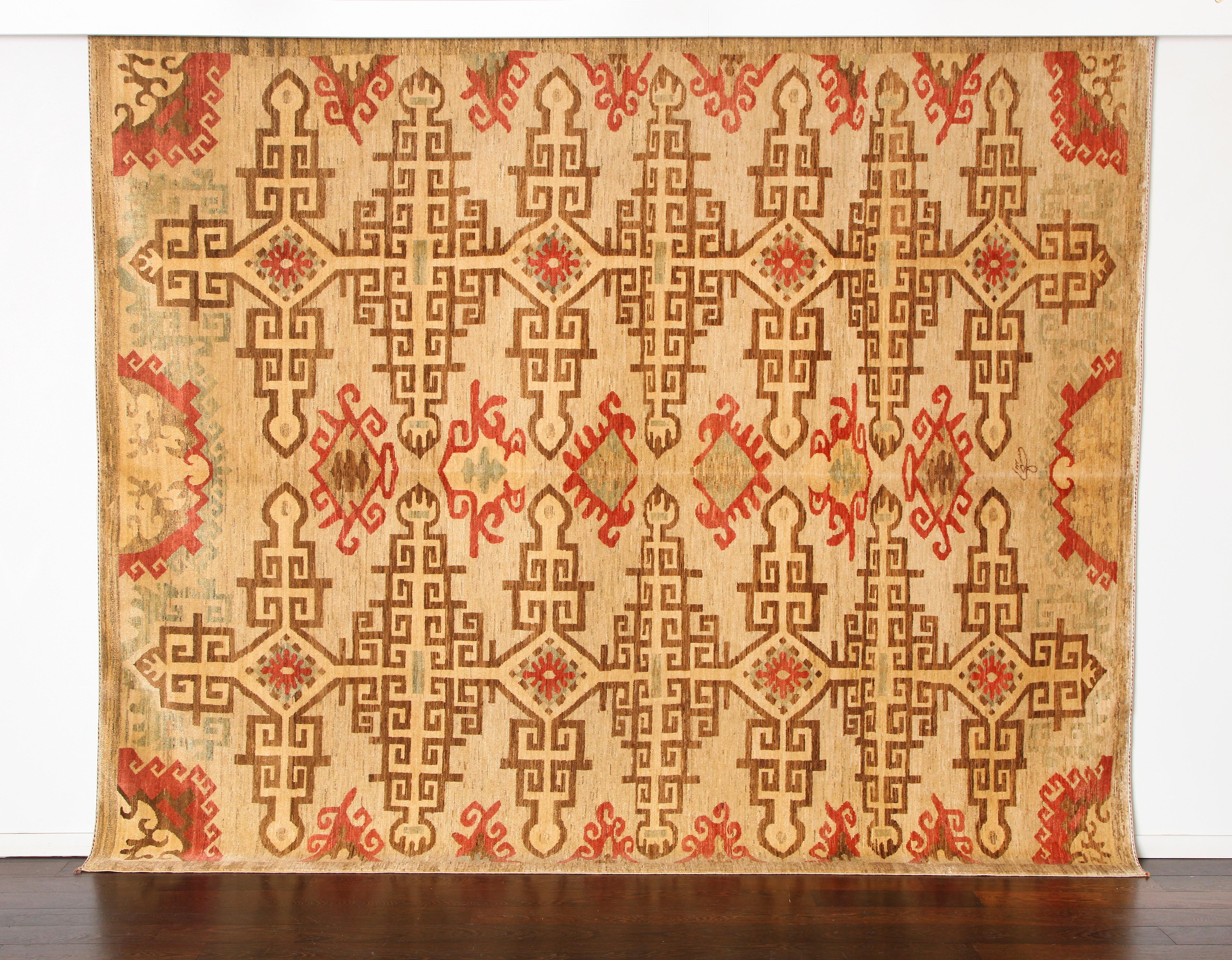 Bringen Sie einen Hauch von zeitloser Eleganz in Ihr Zuhause mit diesem neutralen, handgeknüpften Perserteppich aus Wolle in den Maßen 8' x 10' mit Akzenten in Rot, Petrol und Braun. Mit seinem subtilen Design präsentiert sich dieser Teppich in