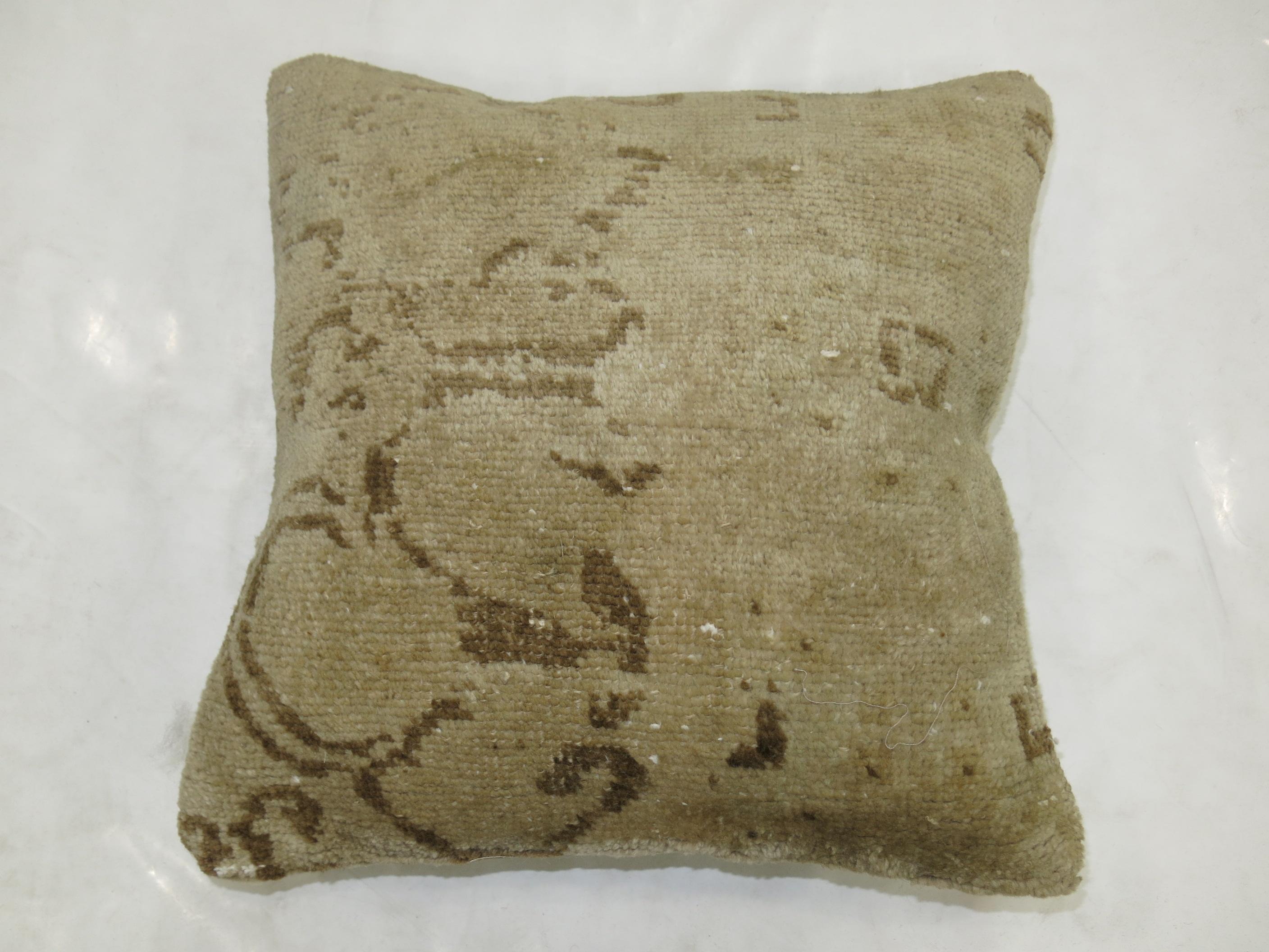 Neutral Turkish Oushak Rug Pillow In Good Condition For Sale In New York, NY