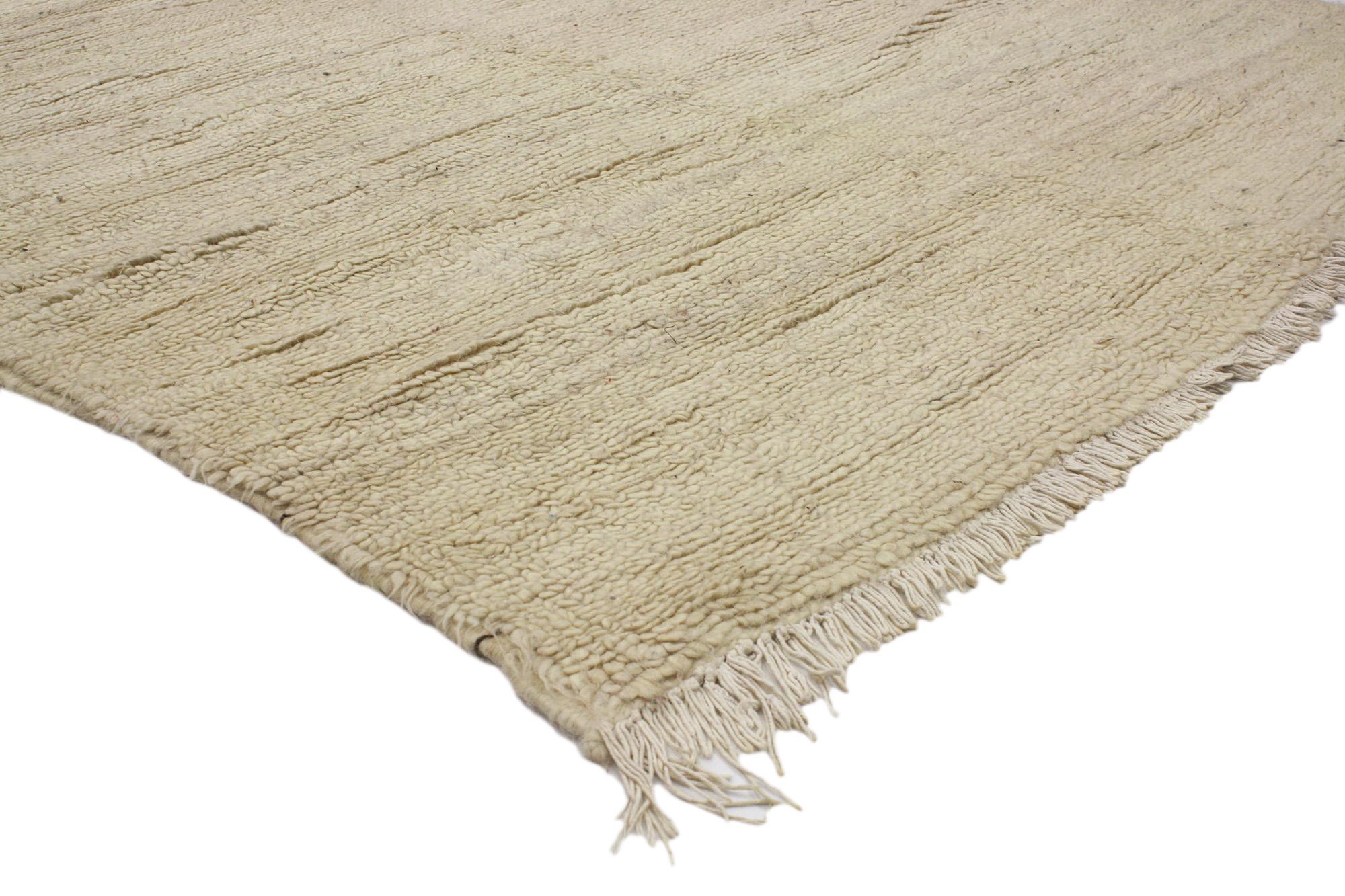20161 Vintage Berber Moroccan Rug, 05’03 x 07’08.
Organic Modern meets nomadic charm in this hand knotted wool vintage Moroccan rug. Emanating simplicity and minimalism, this neutral Moroccan rug provides a feeling of cozy contentment without the