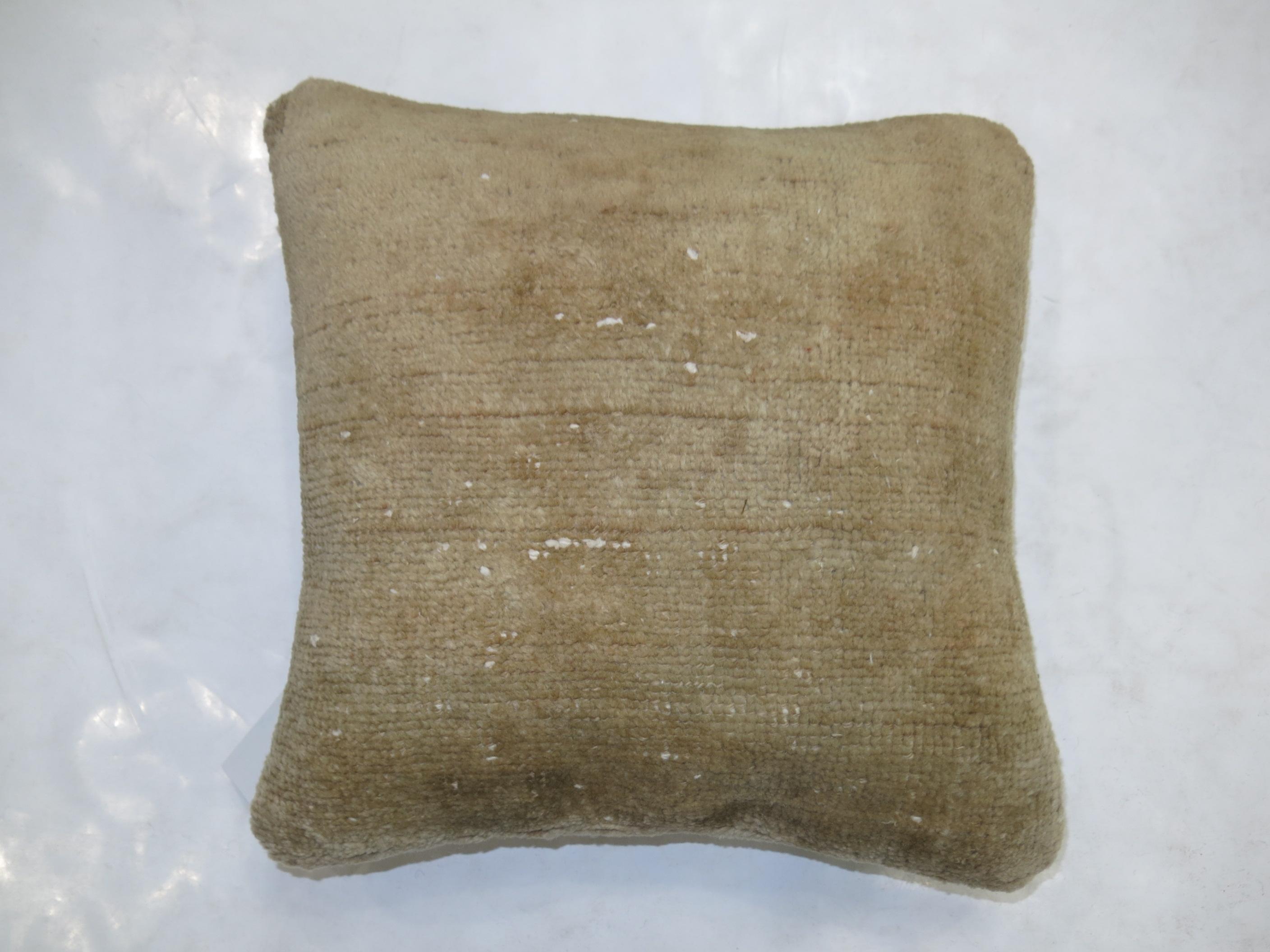 Neutral Vintage Oushak Rug Pillow In Good Condition For Sale In New York, NY