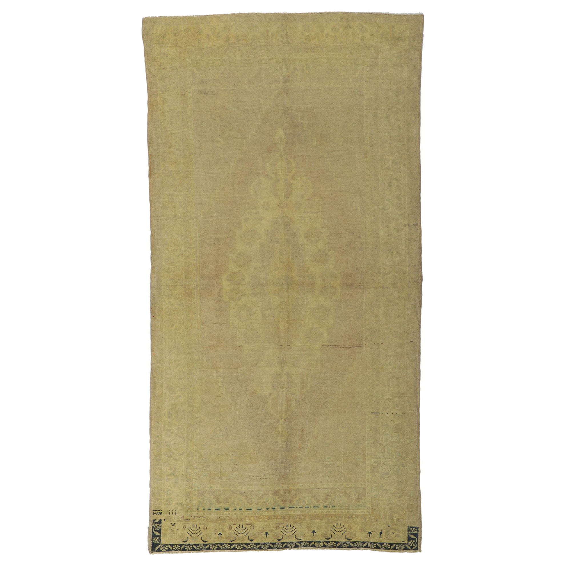 Tappeto vintage turco Oushak neutro con colori smorzati della terra
